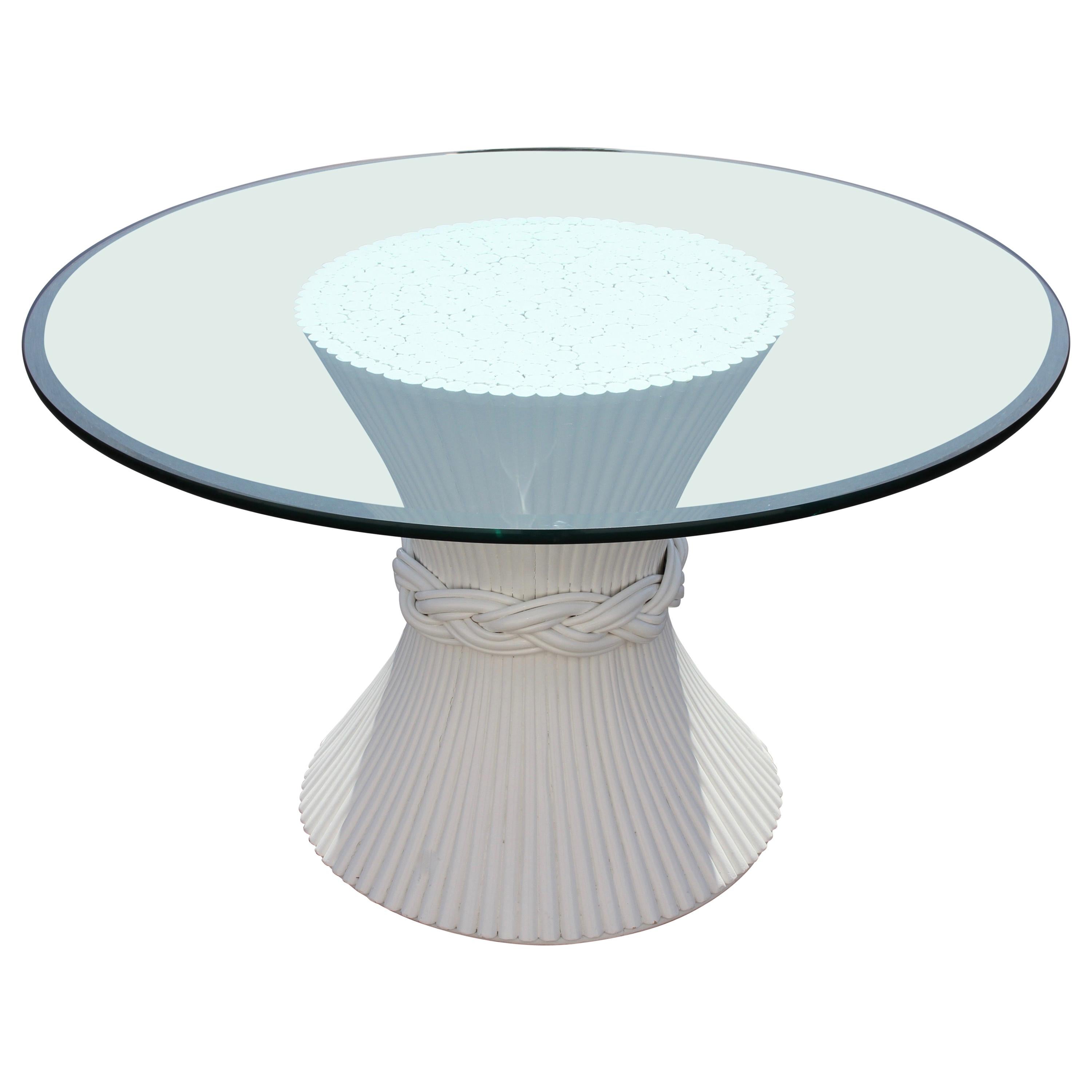 Tavolo da pranzo vintage McGuire in rattan a forma di covone di grano, laccato bianco originale