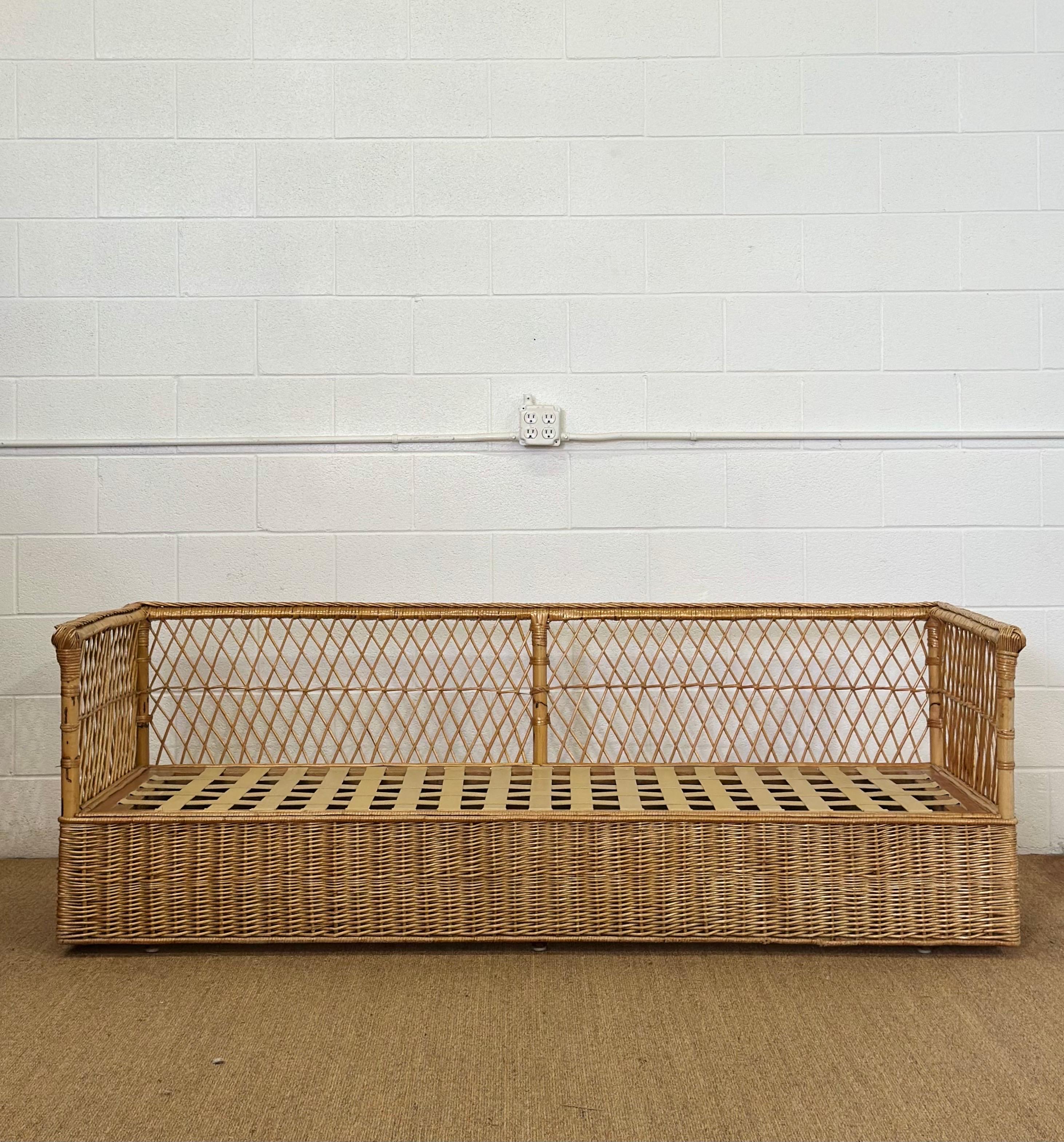 Nous sommes fiers de proposer un rare ensemble de salon vintage ROOMS, composé d'un canapé, d'une paire de chaises longues et d'ottomans assortis. Cette suite complète met en valeur le célèbre mélange d'élégance décontractée californienne et