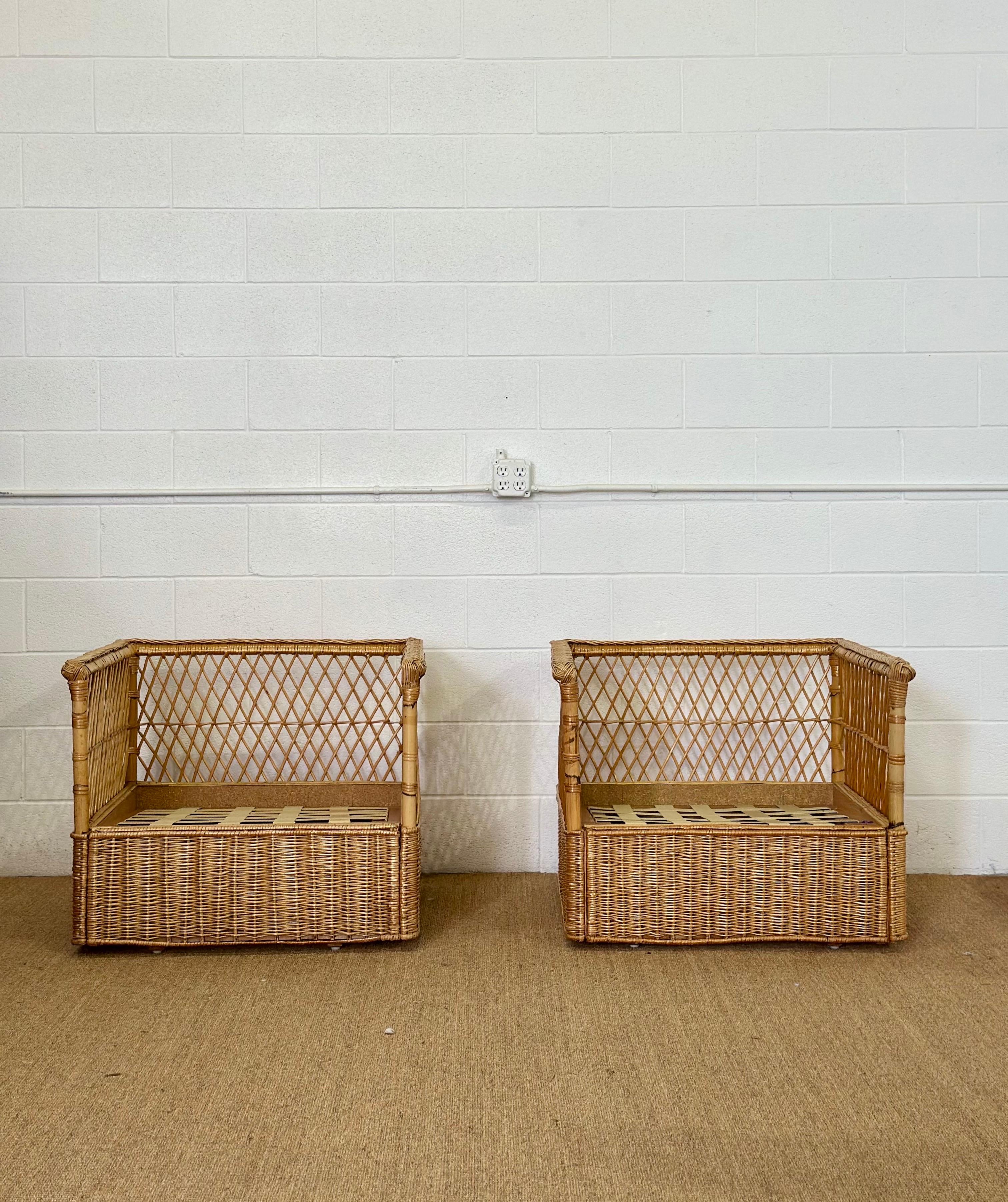 Wir freuen uns sehr, Ihnen ein Paar McGuire Lounge-Sessel im Vintage-Stil mit passenden Hockern präsentieren zu können, die die für die Marke typische lässige kalifornische Eleganz und außergewöhnliche Handwerkskunst verkörpern. Jedes Stück wird in