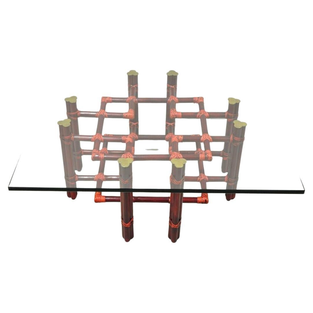 Quadratischer McGuire-Couchtisch aus rotem Rattan, Bambus und Messing mit Glasplatte