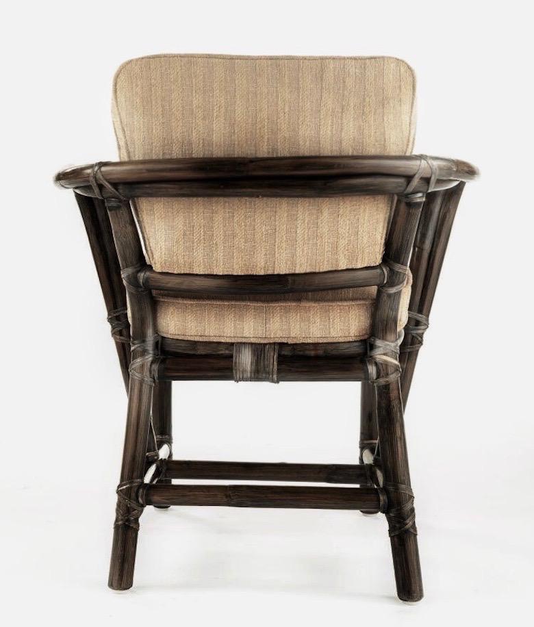 Vintage McGuire San Francisco Schilf Bambus Regency Esszimmer Sessel Satz von vier. 
Wunderschöner Satz von vier gepolsterten McGuire Rattan-Sesseln im Vintage-Stil. Auf der Unterseite mit 