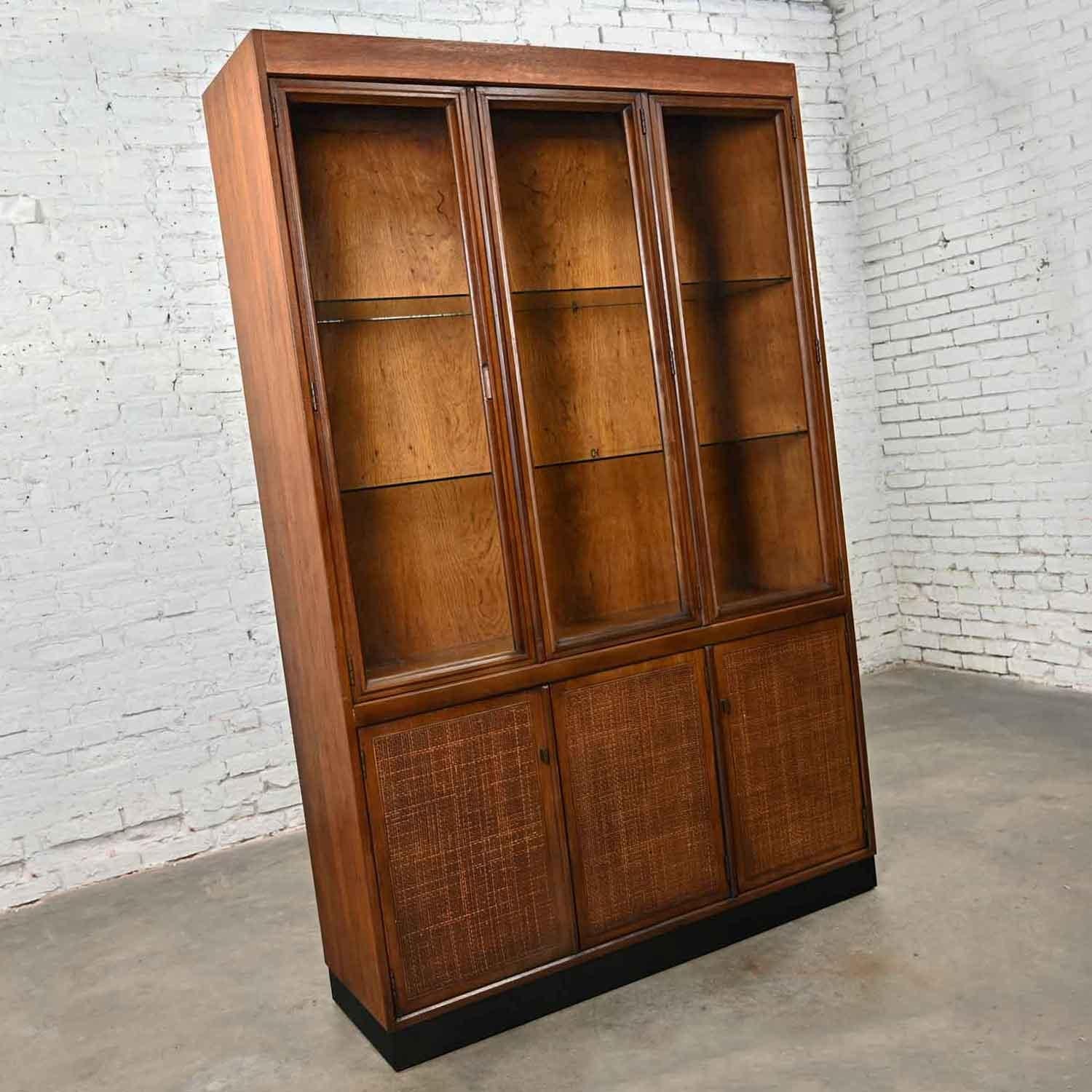 Vintage MCM 1 Piece Walnut & Radio Weave Cane Front Lighted China Cabinet For Sale 10