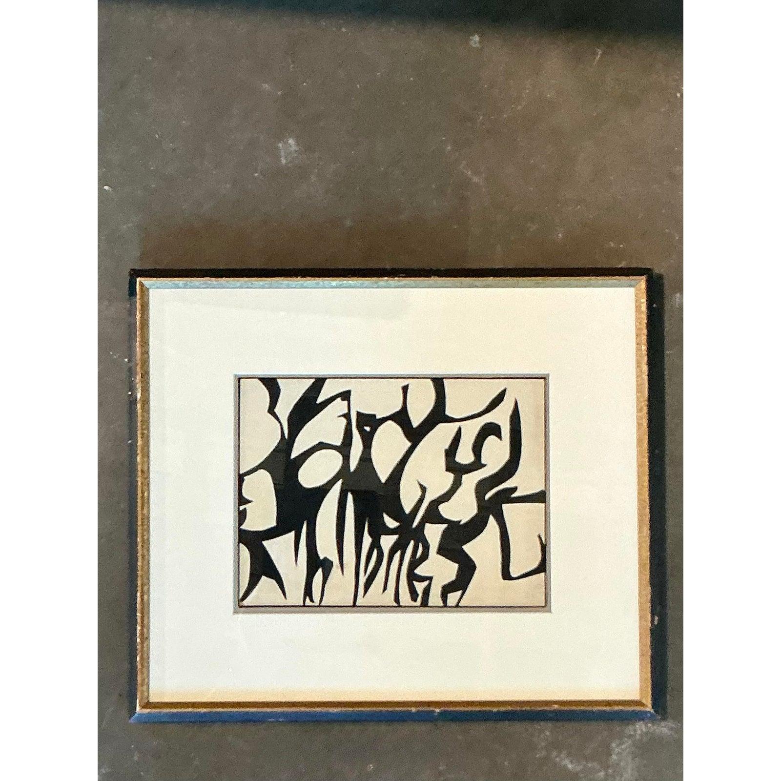 Tauchen Sie Ihren Raum in die fesselnde Ästhetik der Mitte des 20. Jahrhunderts mit diesem auffälligen abstrakten Vintage-Kunstwerk mit Tinte auf Papier. Mit seinen kühnen, grafischen schwarzen Formen vor einem nuancierten hellen Hintergrund