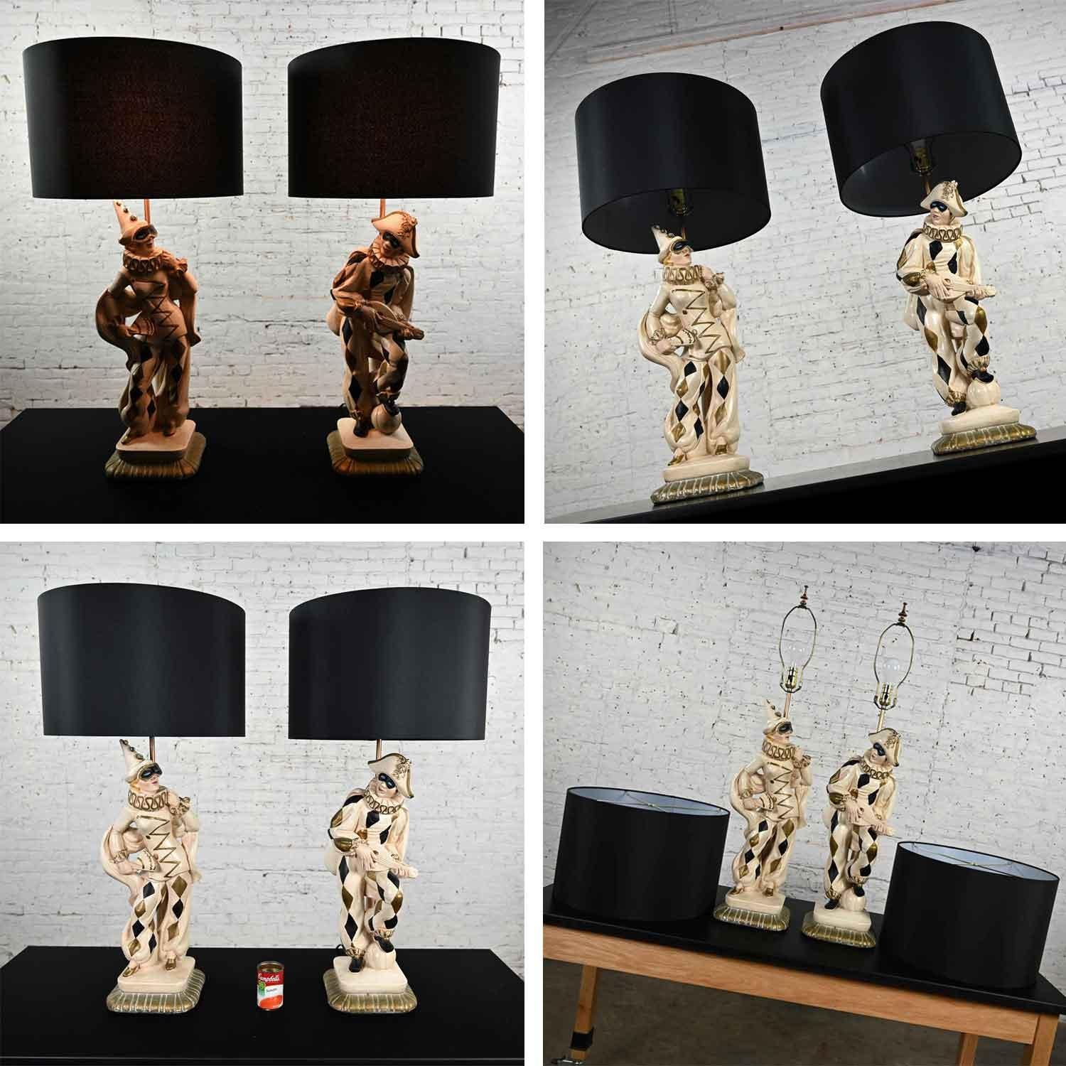 Vintage MCM Art Deco Figural bufón Arlequín Lámparas de mesa Estilo de Marbro Pareja en venta 11