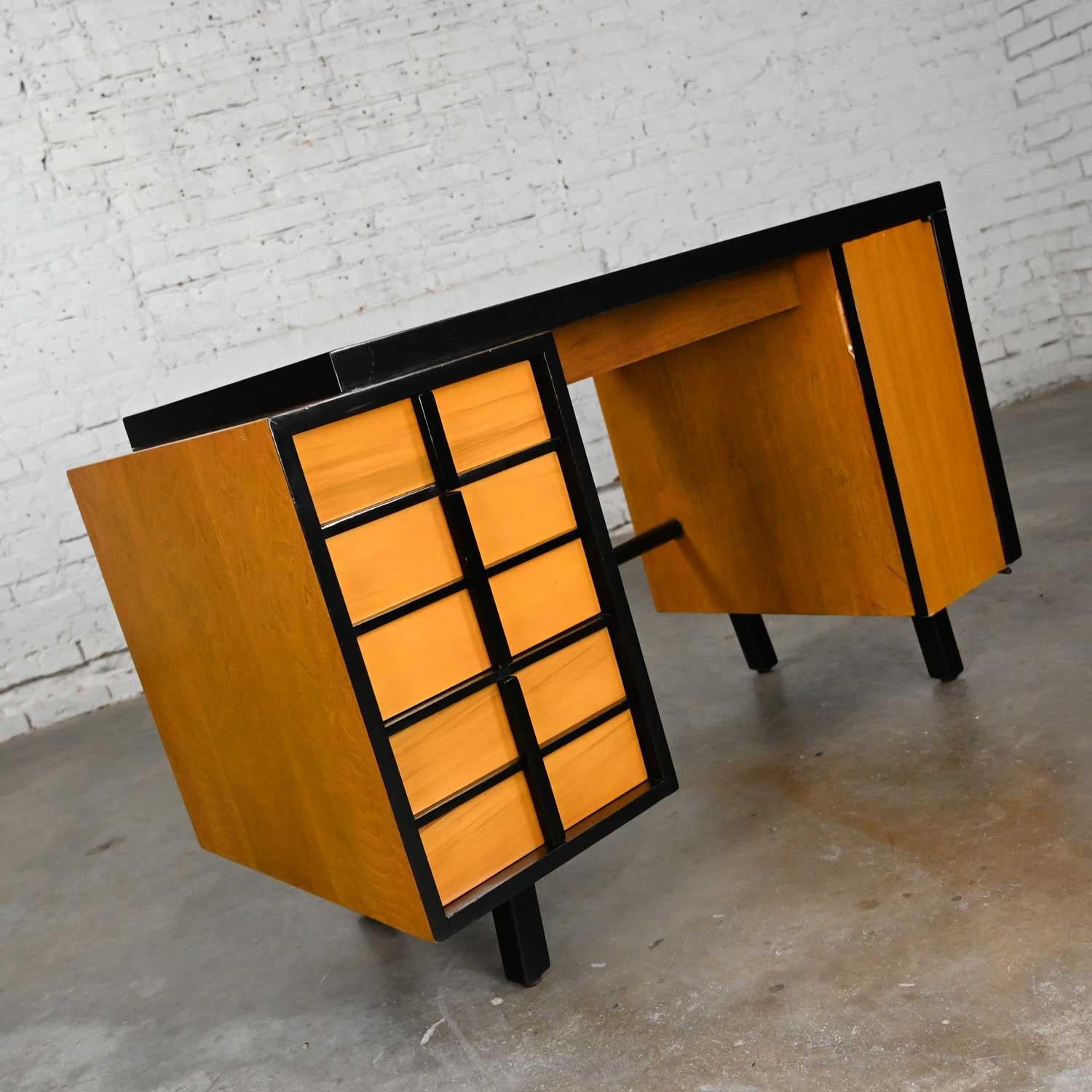 Bureau Art Dco vintage MCM en rable color avec accents noirs American of Martinsville Bon état - En vente à Topeka, KS