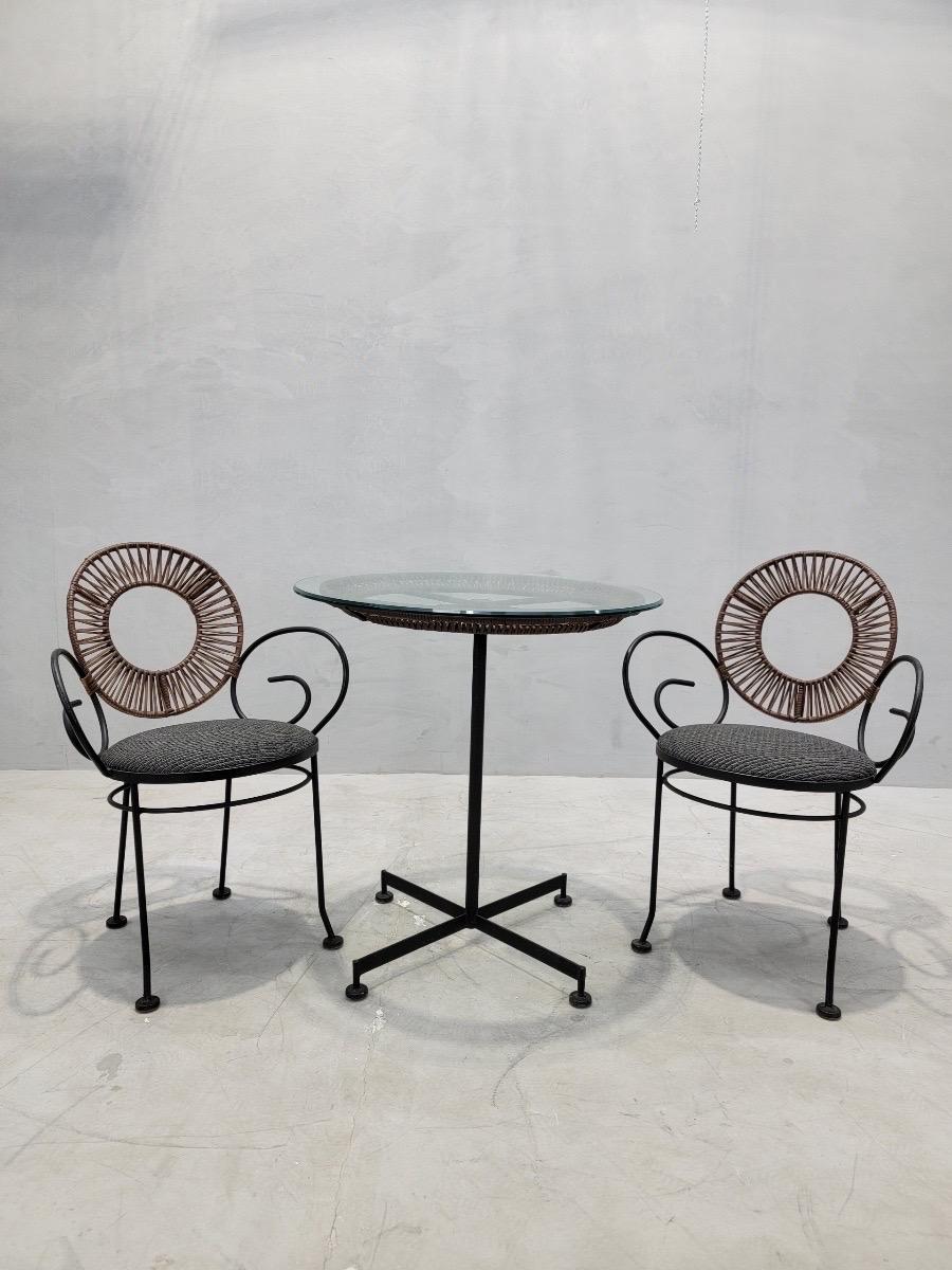 Vintage Mid Century Modern Arthur Umanoff for Shaver Howard Bistro Table and Two Chairs 

This Shaver Howard bistro table and chair set has a cohesive and streamlined circular design, perfect for your modern space. Each chair is constructed from
