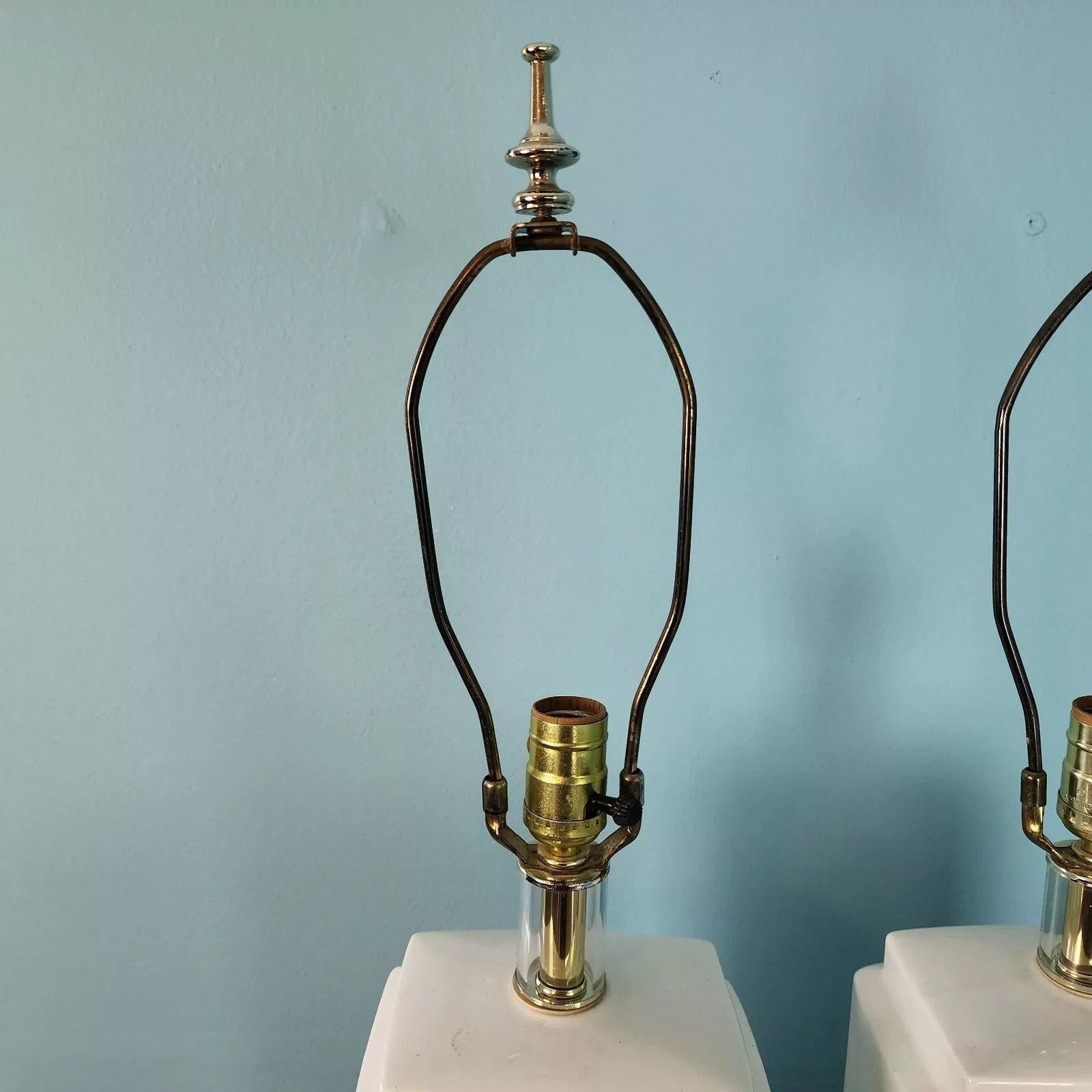 Lampada da tavolo vintage MCM Bauer in lucite ceramica bianca Coppia in vendita 4