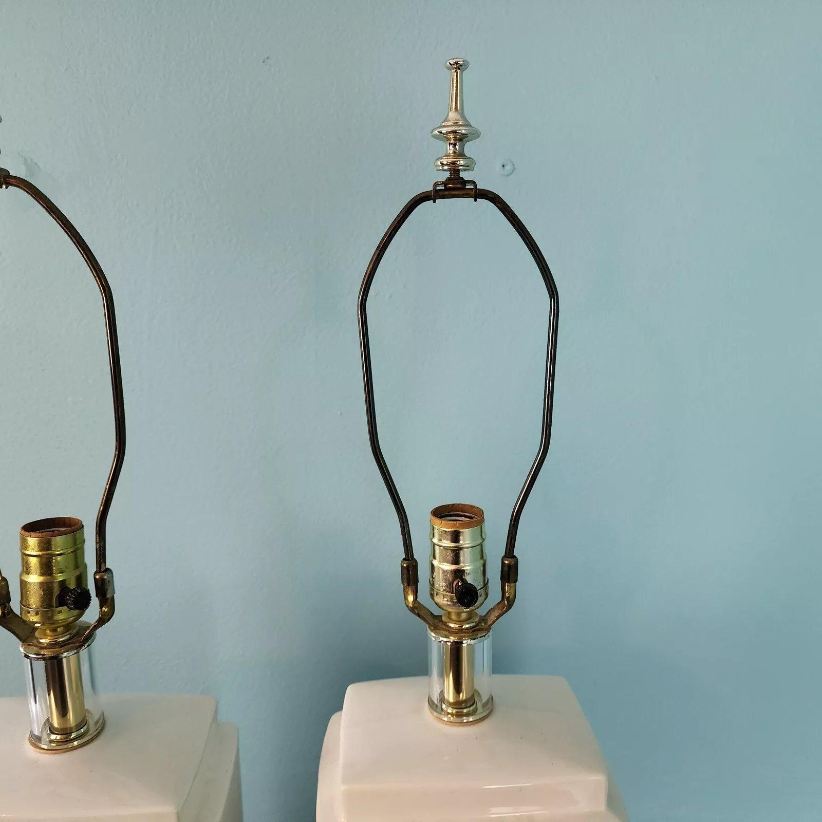 Lampada da tavolo vintage MCM Bauer in lucite ceramica bianca Coppia in vendita 5
