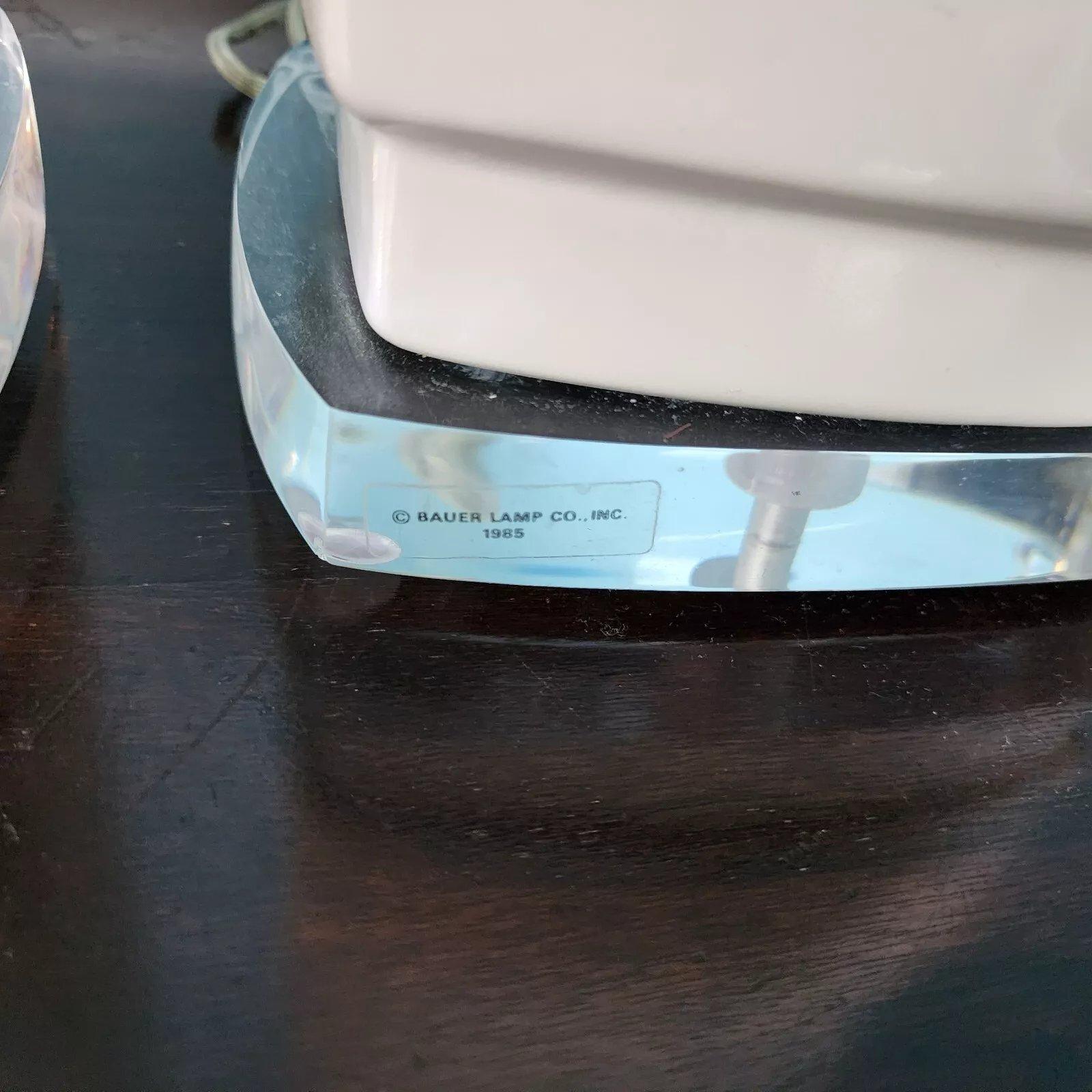 Lampada da tavolo vintage MCM Bauer in lucite ceramica bianca Coppia in vendita 6