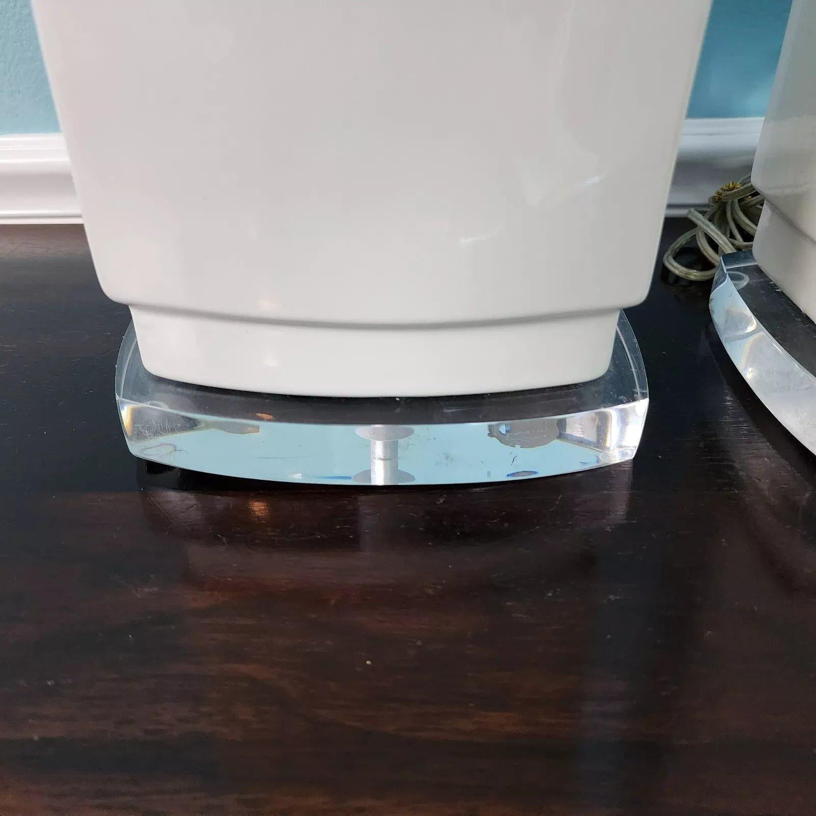 Mid-Century moderno Lampada da tavolo vintage MCM Bauer in lucite ceramica bianca Coppia in vendita
