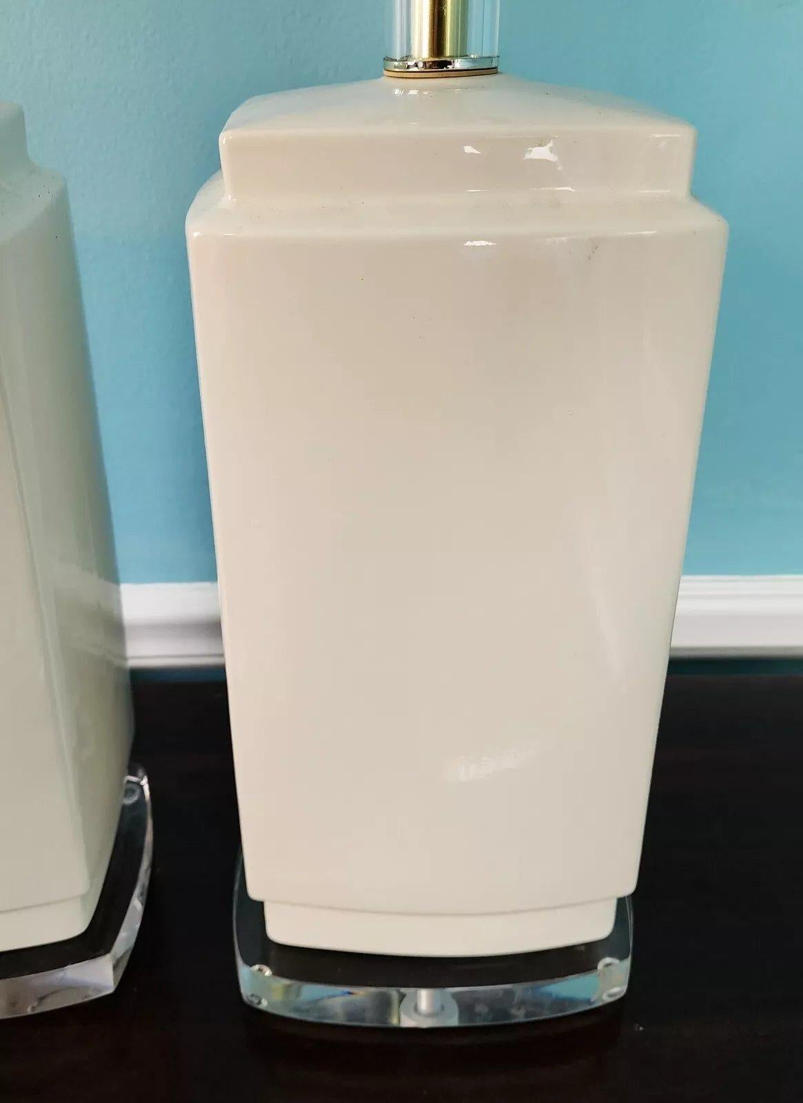 Lampada da tavolo vintage MCM Bauer in lucite ceramica bianca Coppia In condizioni buone in vendita a Lake Worth, FL