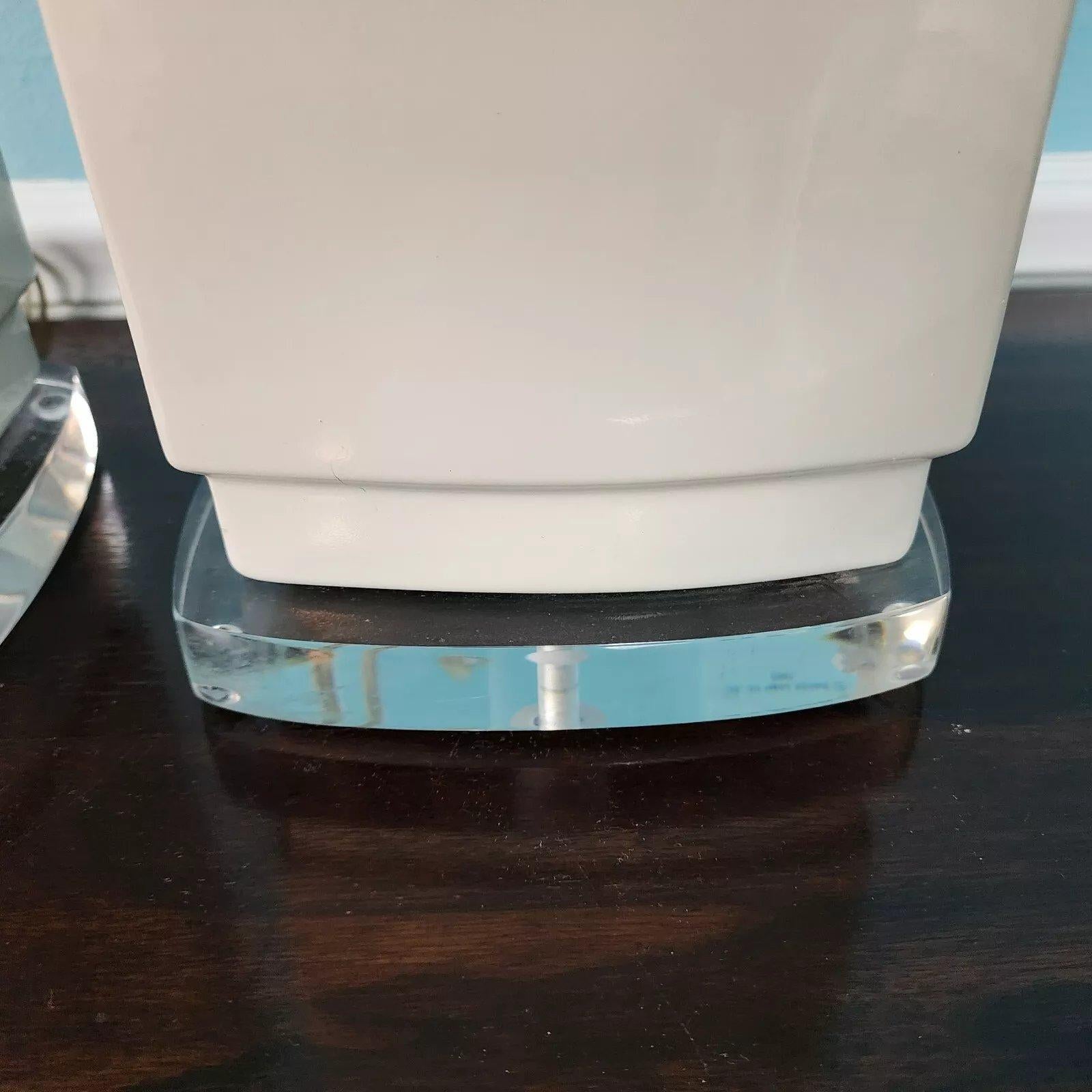 Fine XX secolo Lampada da tavolo vintage MCM Bauer in lucite ceramica bianca Coppia in vendita
