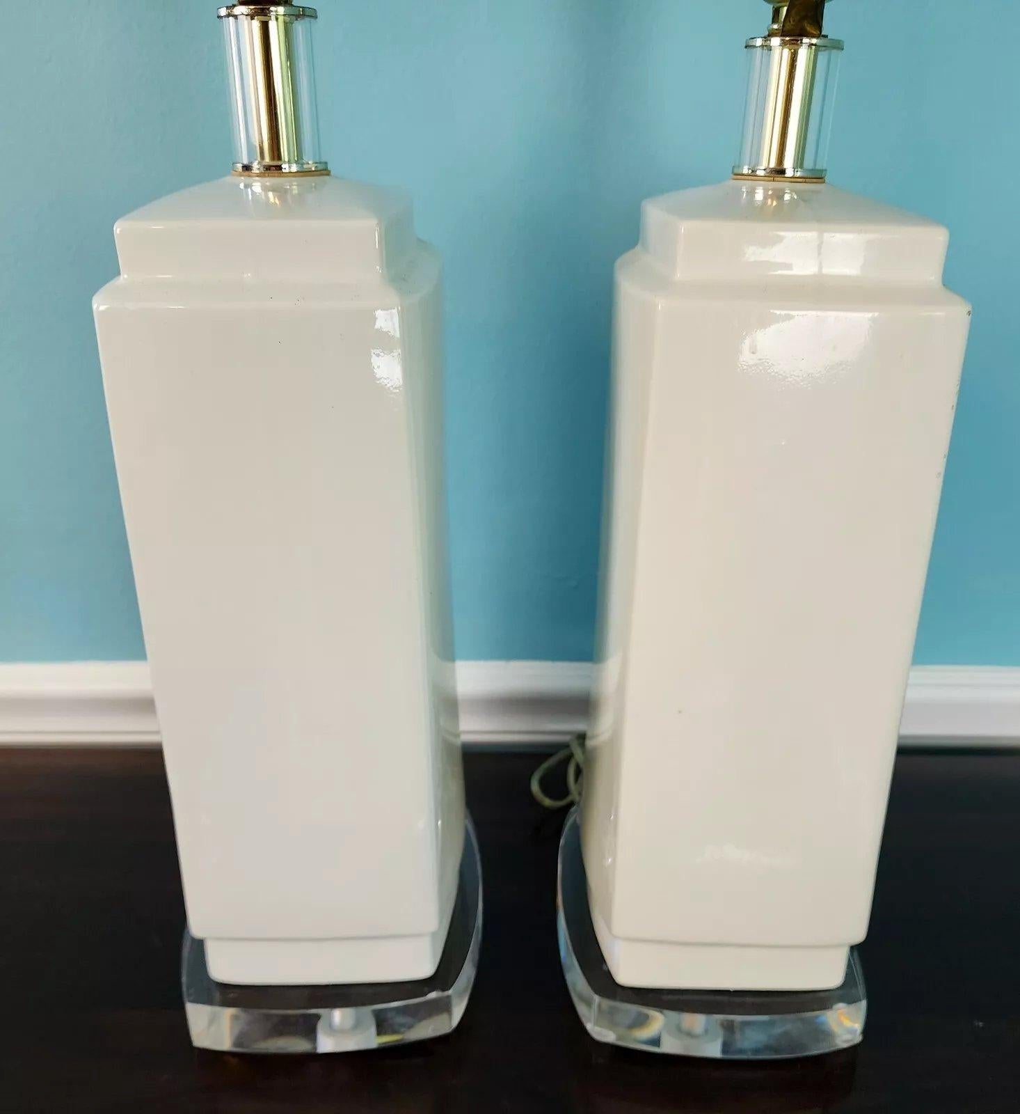 Ceramica Lampada da tavolo vintage MCM Bauer in lucite ceramica bianca Coppia in vendita