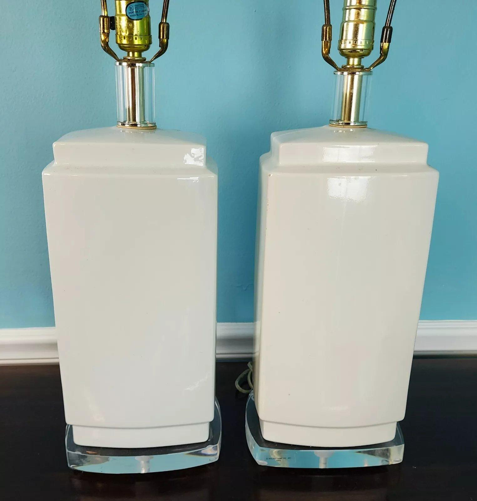 Lampada da tavolo vintage MCM Bauer in lucite ceramica bianca Coppia in vendita 1