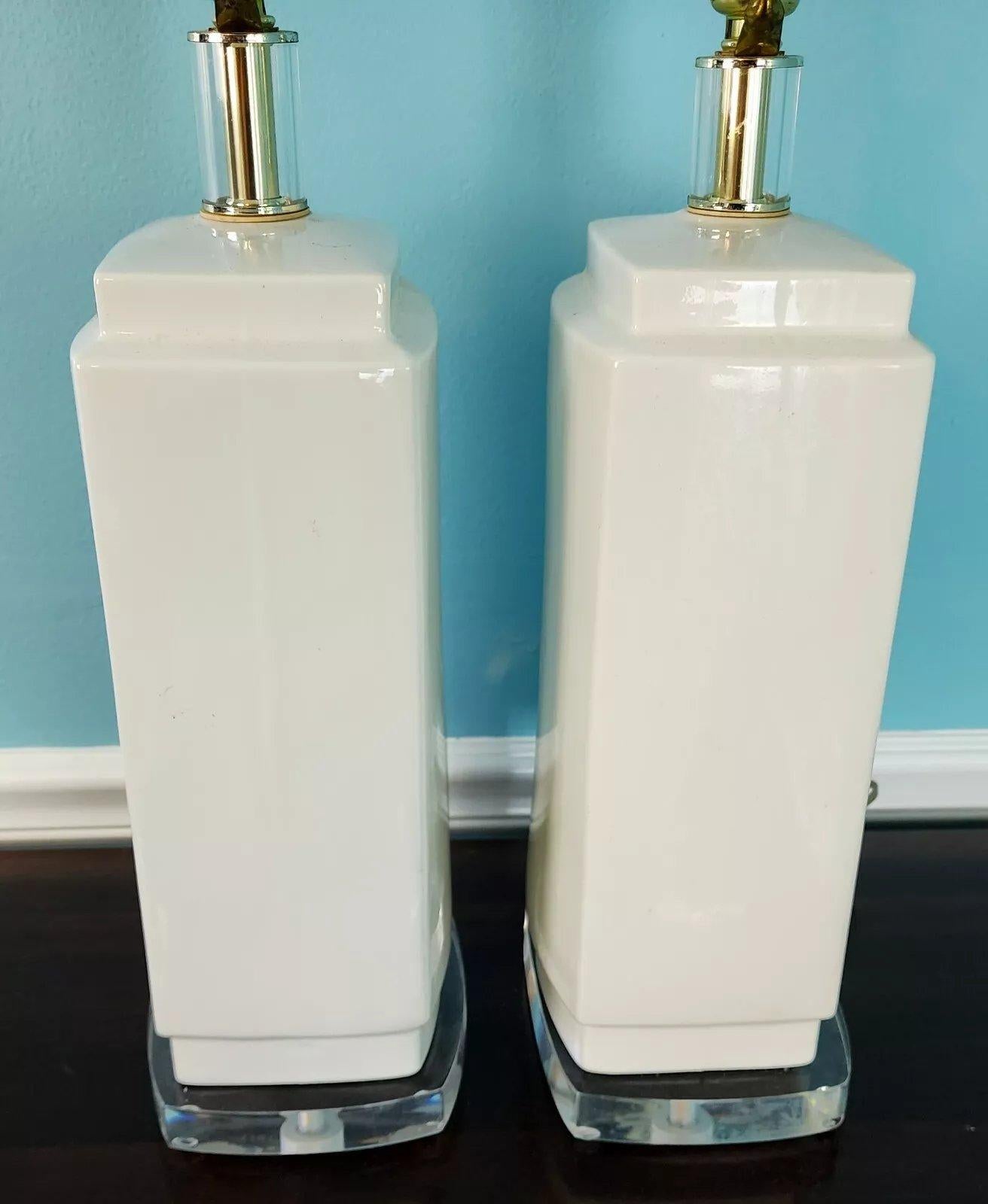 Lampada da tavolo vintage MCM Bauer in lucite ceramica bianca Coppia in vendita 2