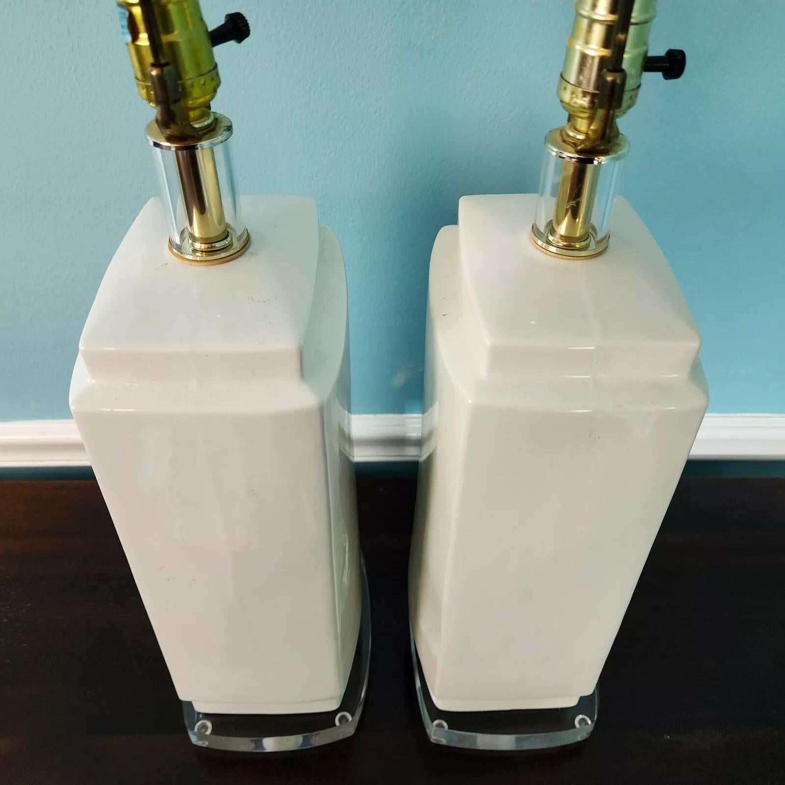 Lampada da tavolo vintage MCM Bauer in lucite ceramica bianca Coppia in vendita 3