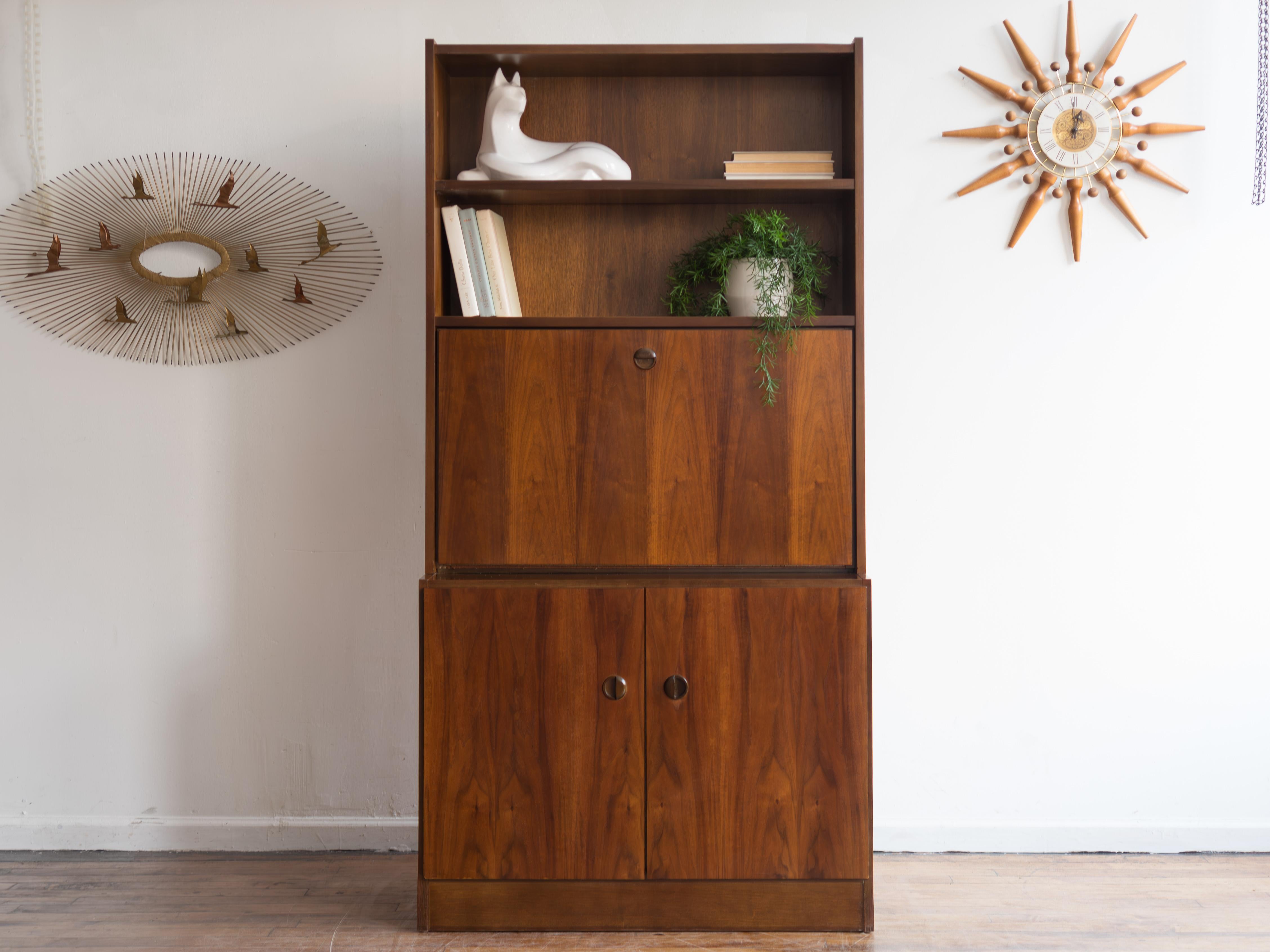 Mid-Century moderno Libreria belga MCM vintage con scrivania/bar a ribalta in noce in vendita