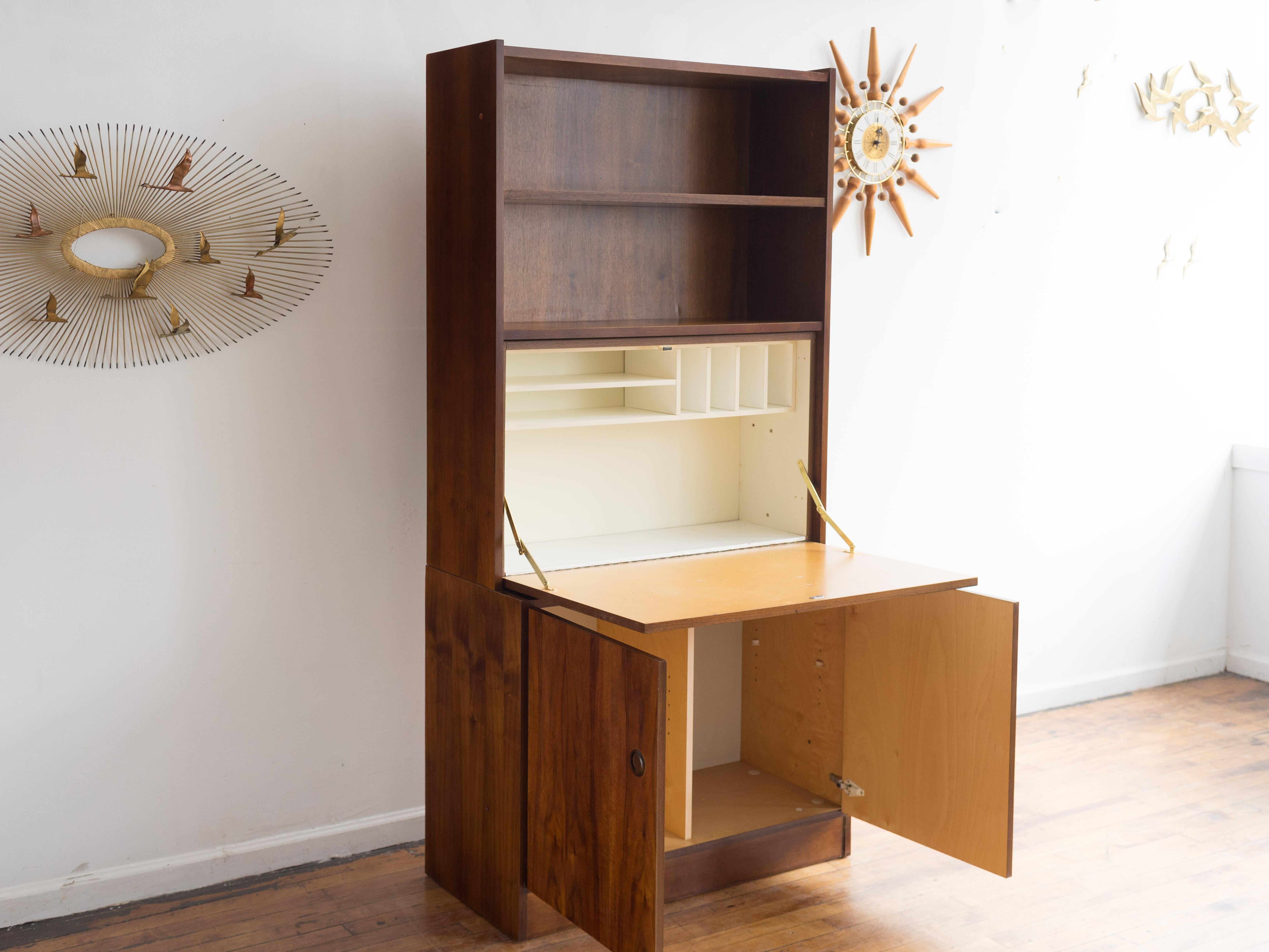 Belga Libreria belga MCM vintage con scrivania/bar a ribalta in noce in vendita