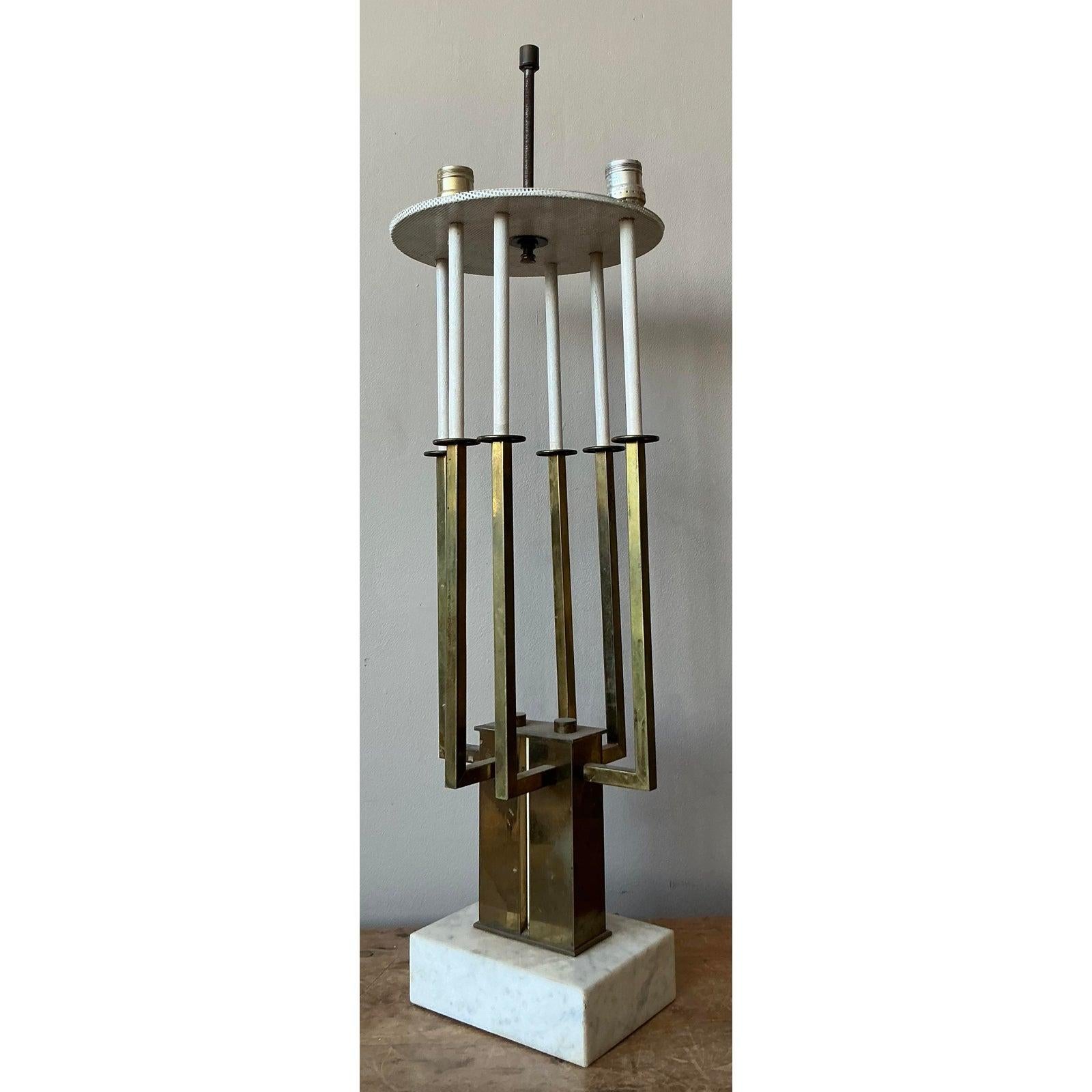 Lámpara candelabro vintage MCM de latón según Tommi Parzinger Moderno de mediados de siglo en venta