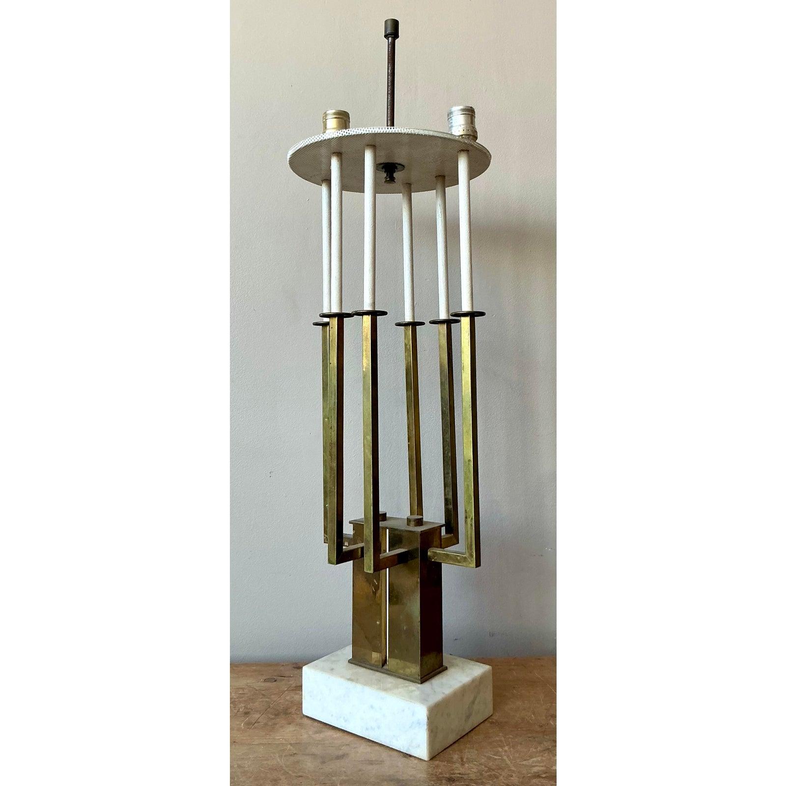 Lámpara candelabro vintage MCM de latón según Tommi Parzinger Estadounidense en venta