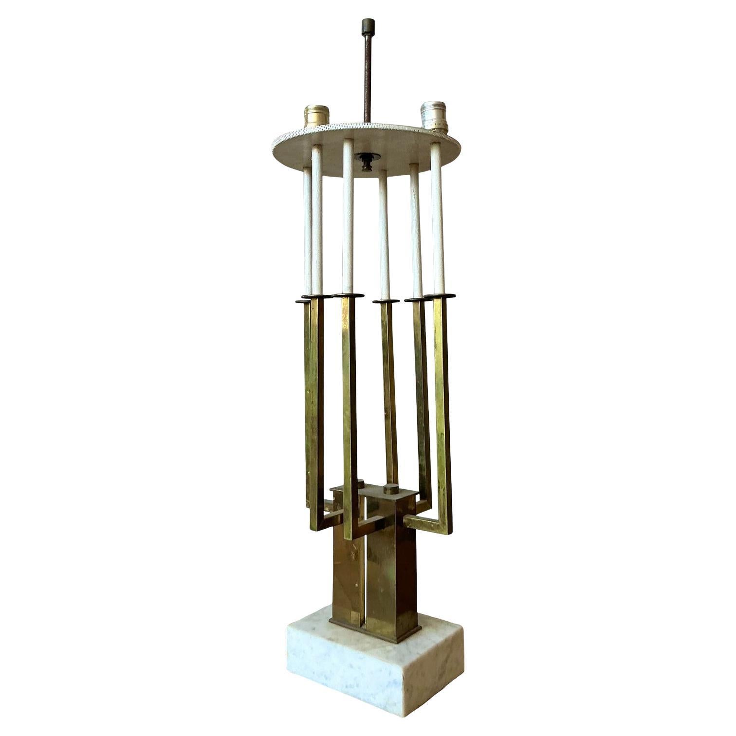 Lámpara candelabro vintage MCM de latón según Tommi Parzinger en venta