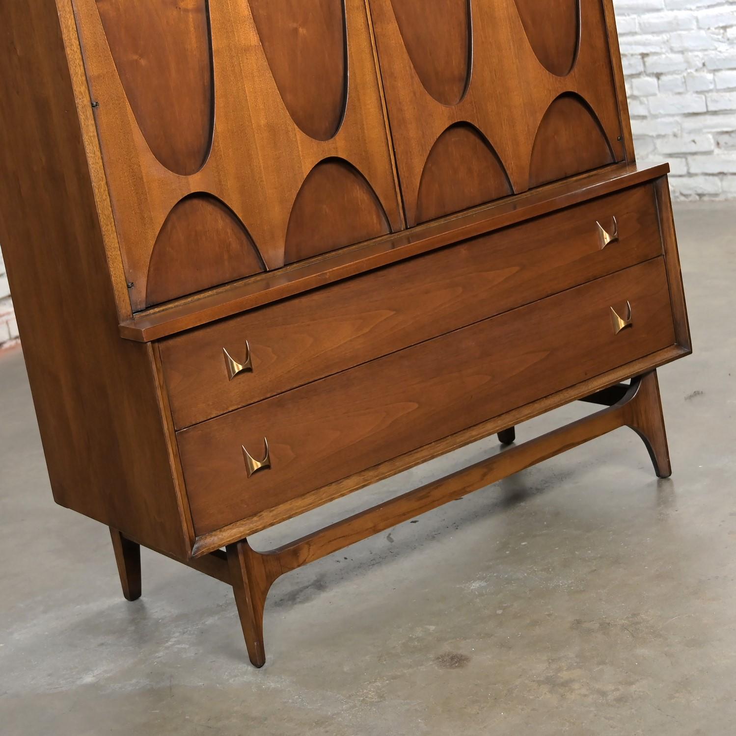 Vintage MCM Broyhill Brasilia Serie Premier 6130-41 Cómoda de caballero o puerta en venta 6