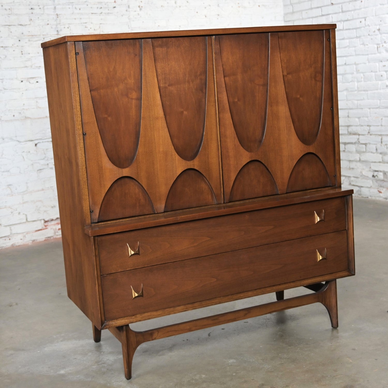 Vintage MCM Broyhill Brasilia Serie Premier 6130-41 Cómoda de caballero o puerta Moderno de mediados de siglo en venta