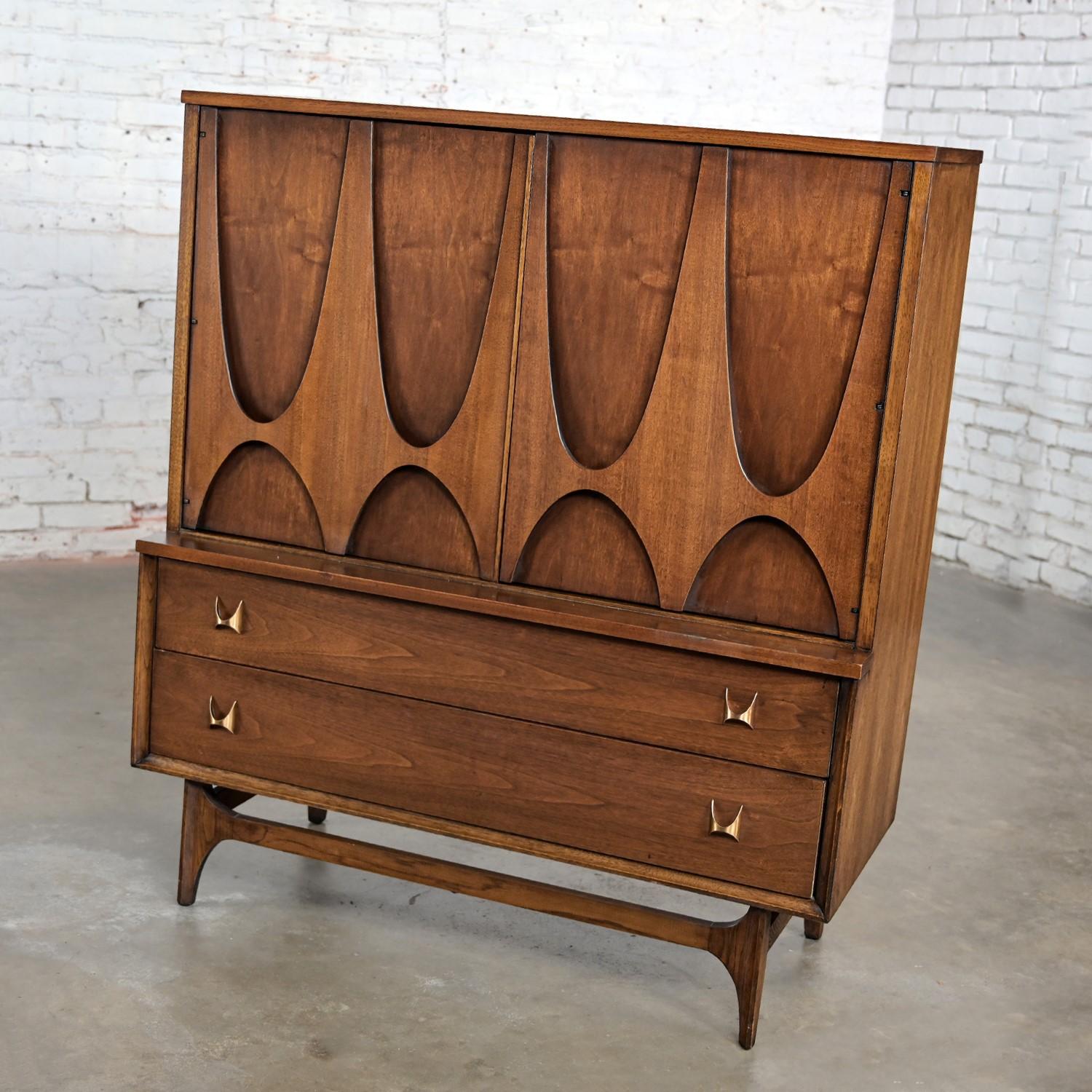 Vintage MCM Broyhill Brasilia Serie Premier 6130-41 Cómoda de caballero o puerta Estadounidense en venta