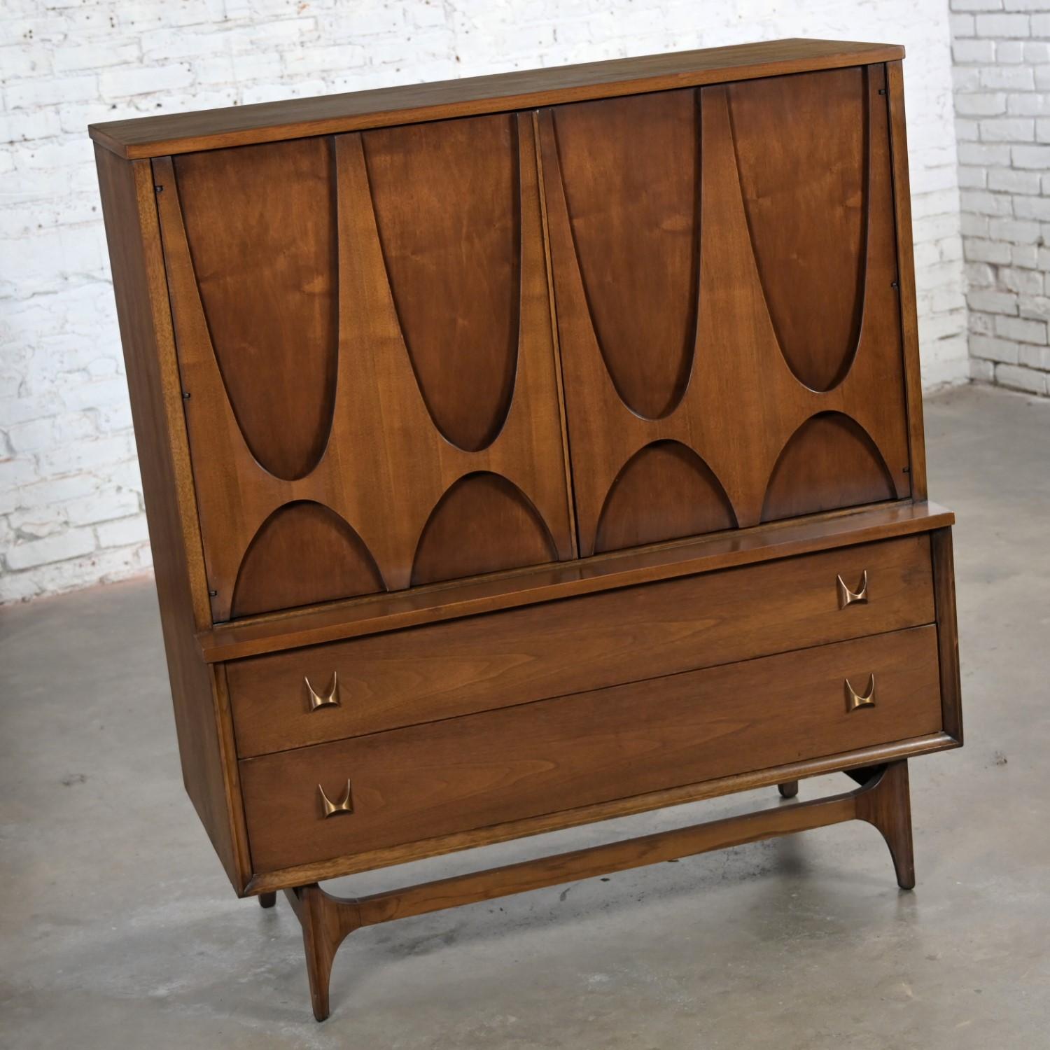 Vintage MCM Broyhill Brasilia Serie Premier 6130-41 Cómoda de caballero o puerta Latón en venta