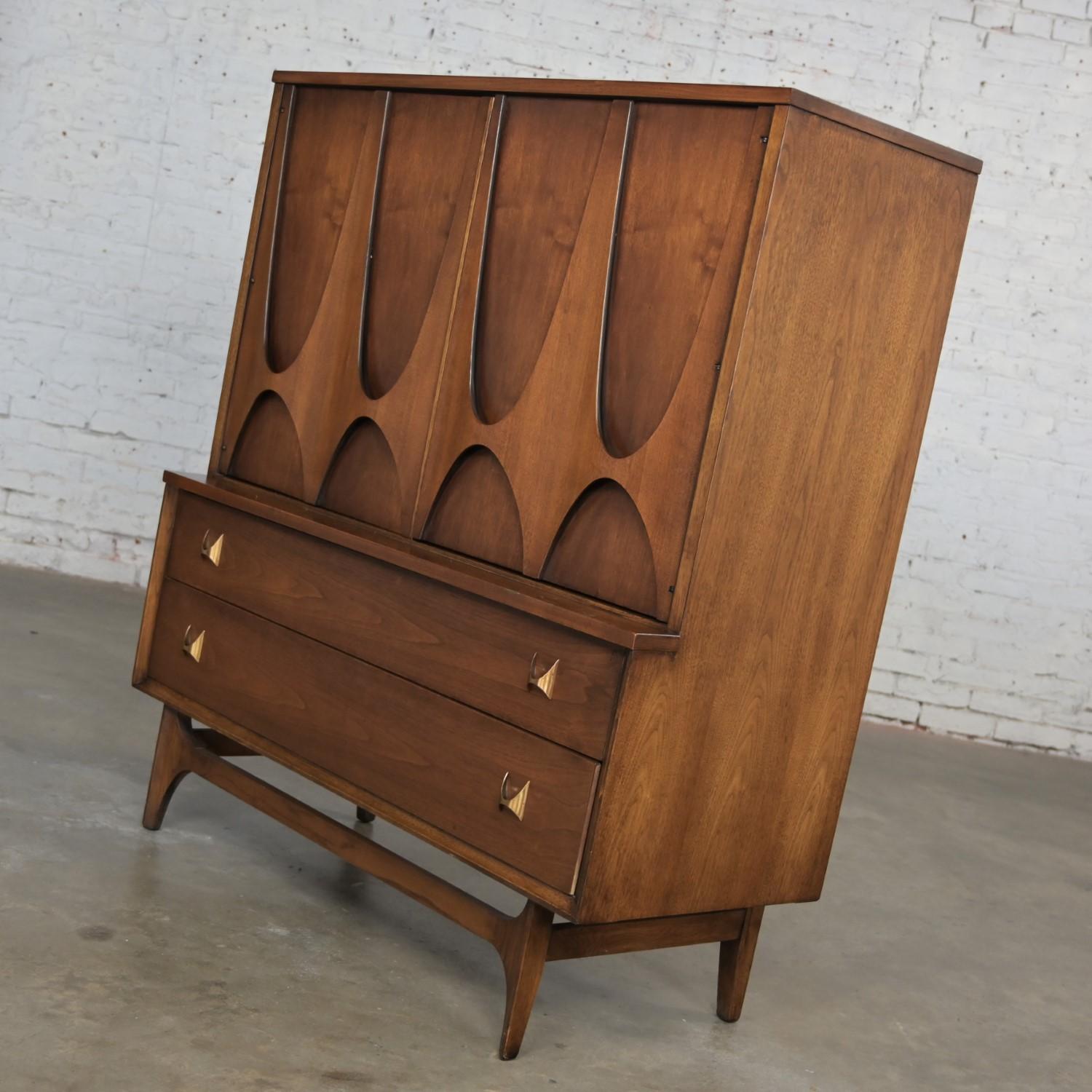 Vintage MCM Broyhill Brasilia Serie Premier 6130-41 Cómoda de caballero o puerta en venta 2