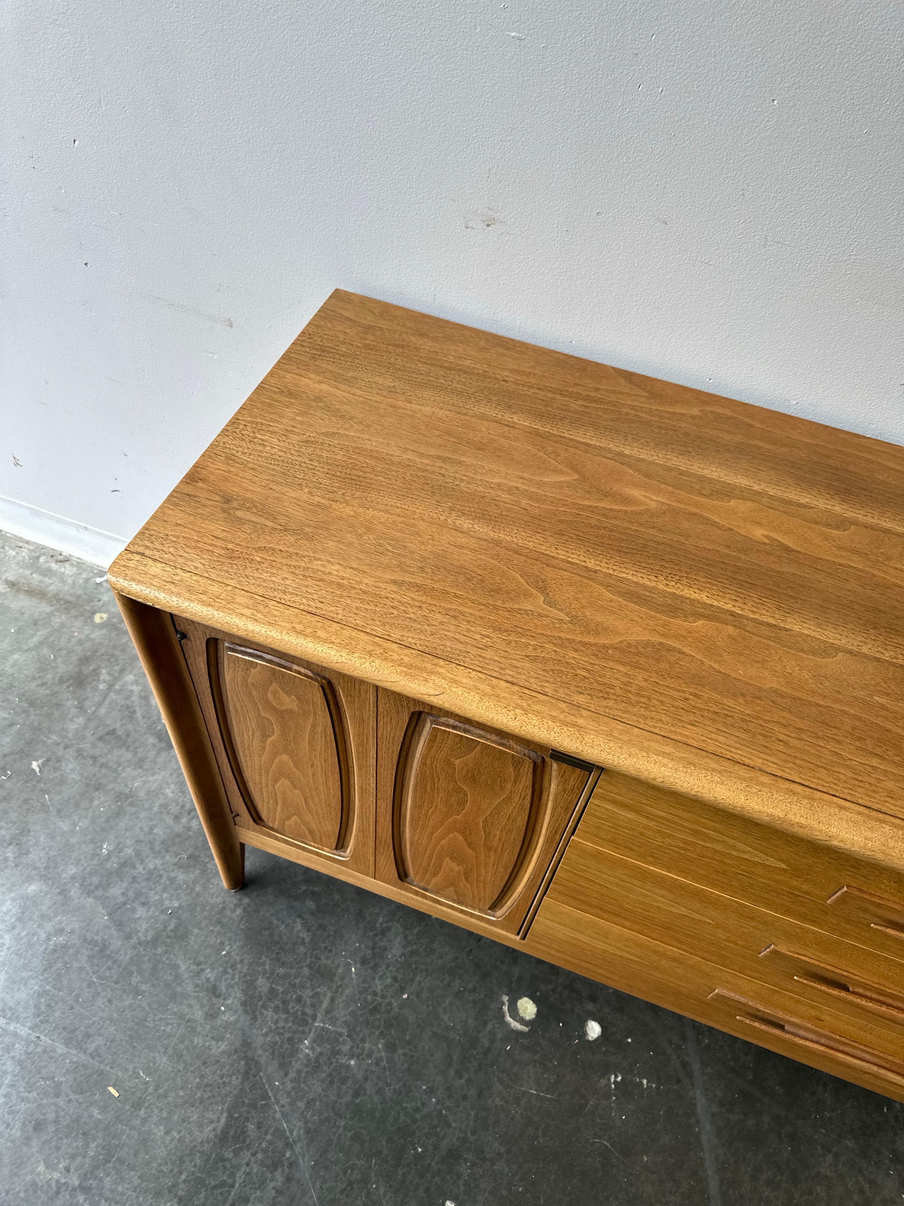 Vintage By Broyhill Emphasis noce biondo credenza lunga in vendita 2