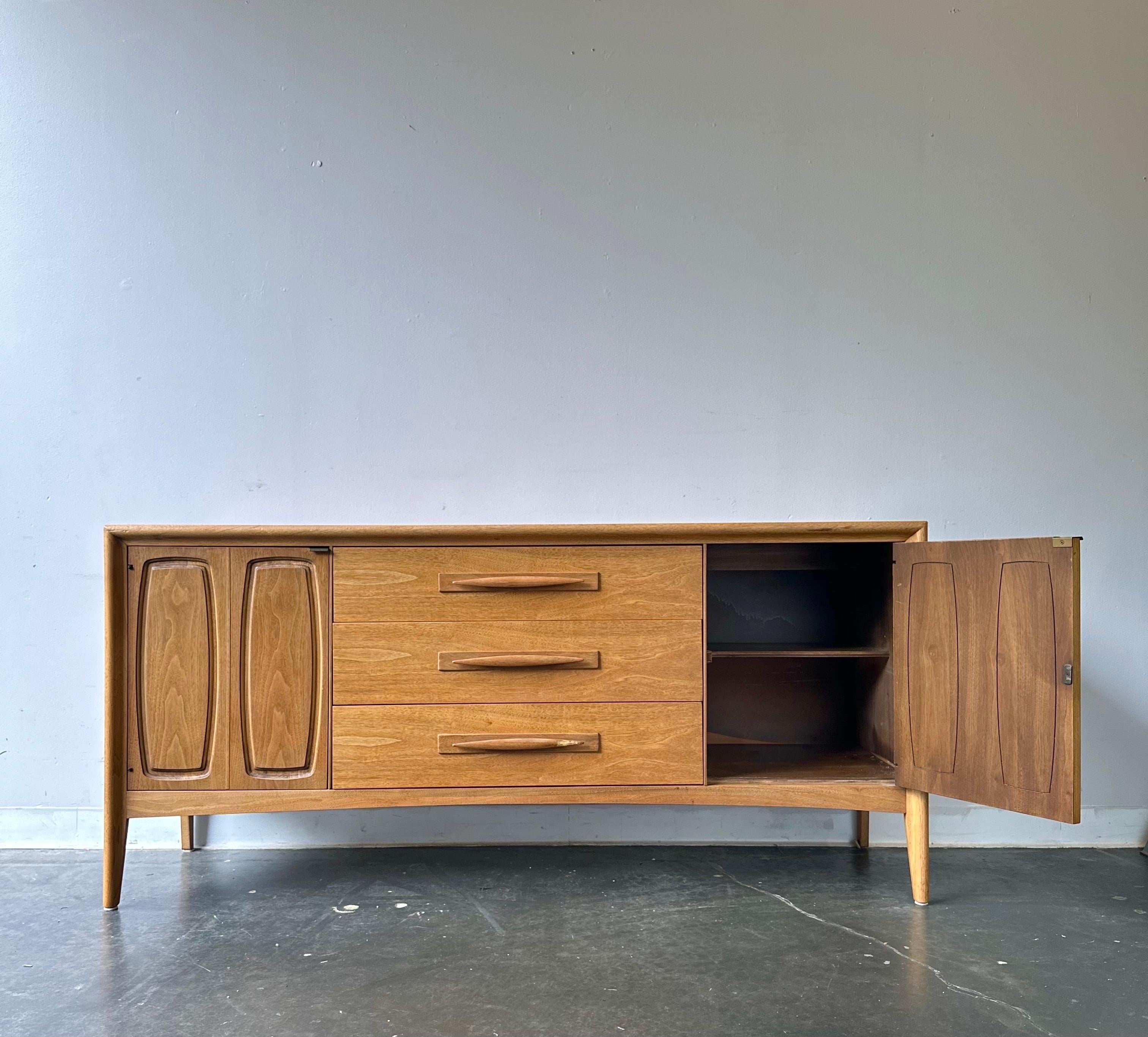 Americano Vintage By Broyhill Emphasis noce biondo credenza lunga in vendita