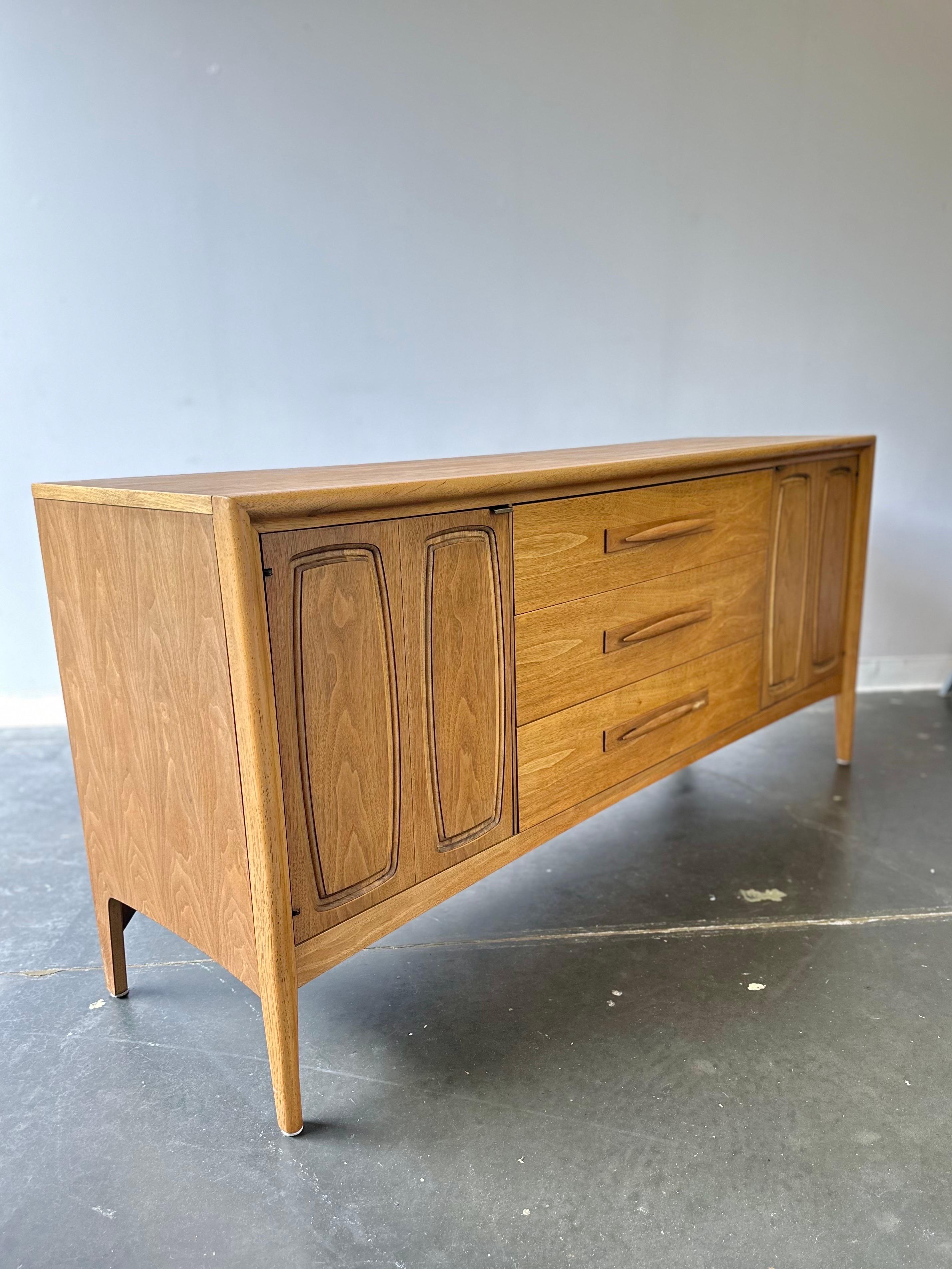 Falegnameria Vintage By Broyhill Emphasis noce biondo credenza lunga in vendita