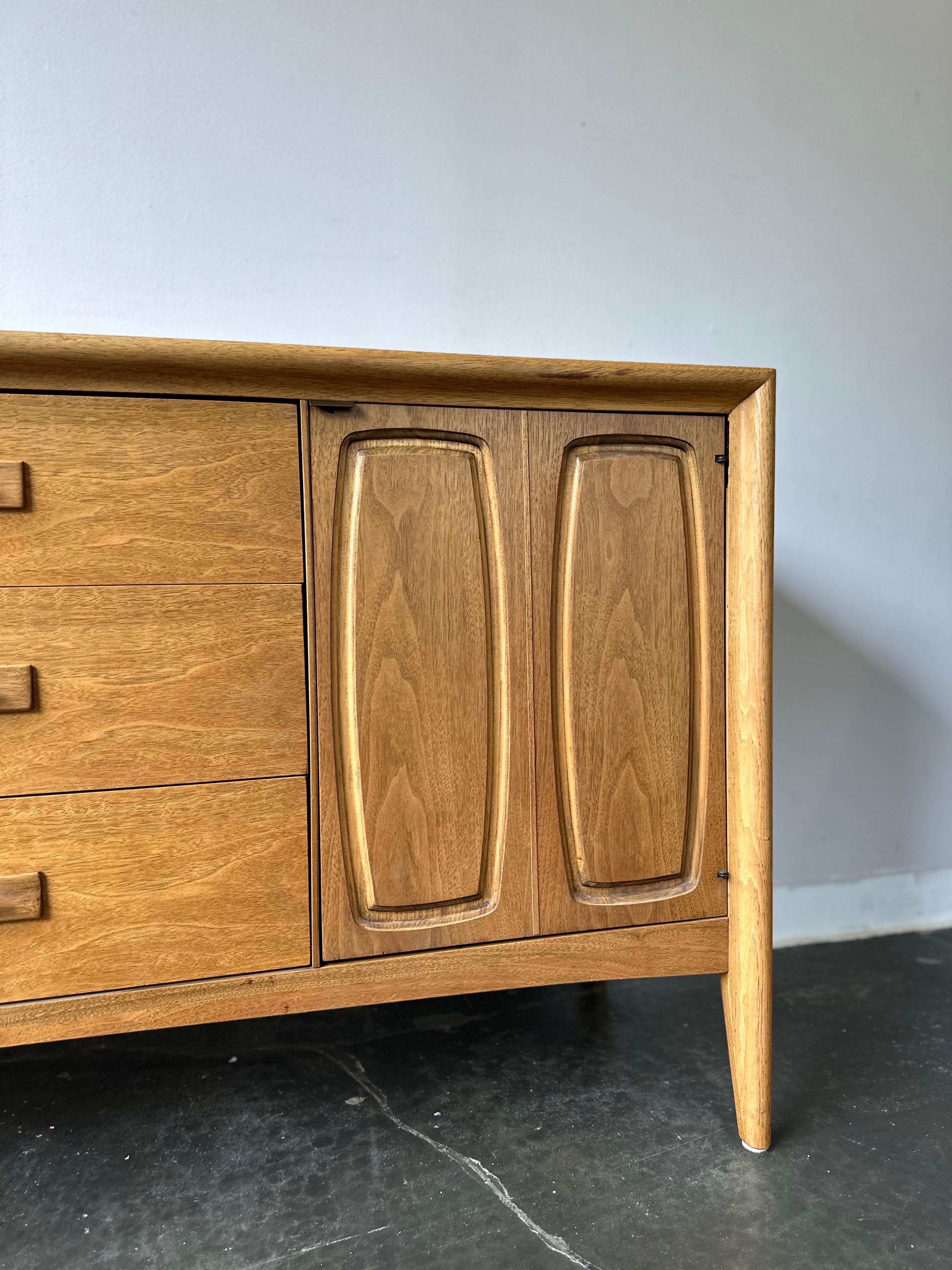 Metà XX secolo Vintage By Broyhill Emphasis noce biondo credenza lunga in vendita
