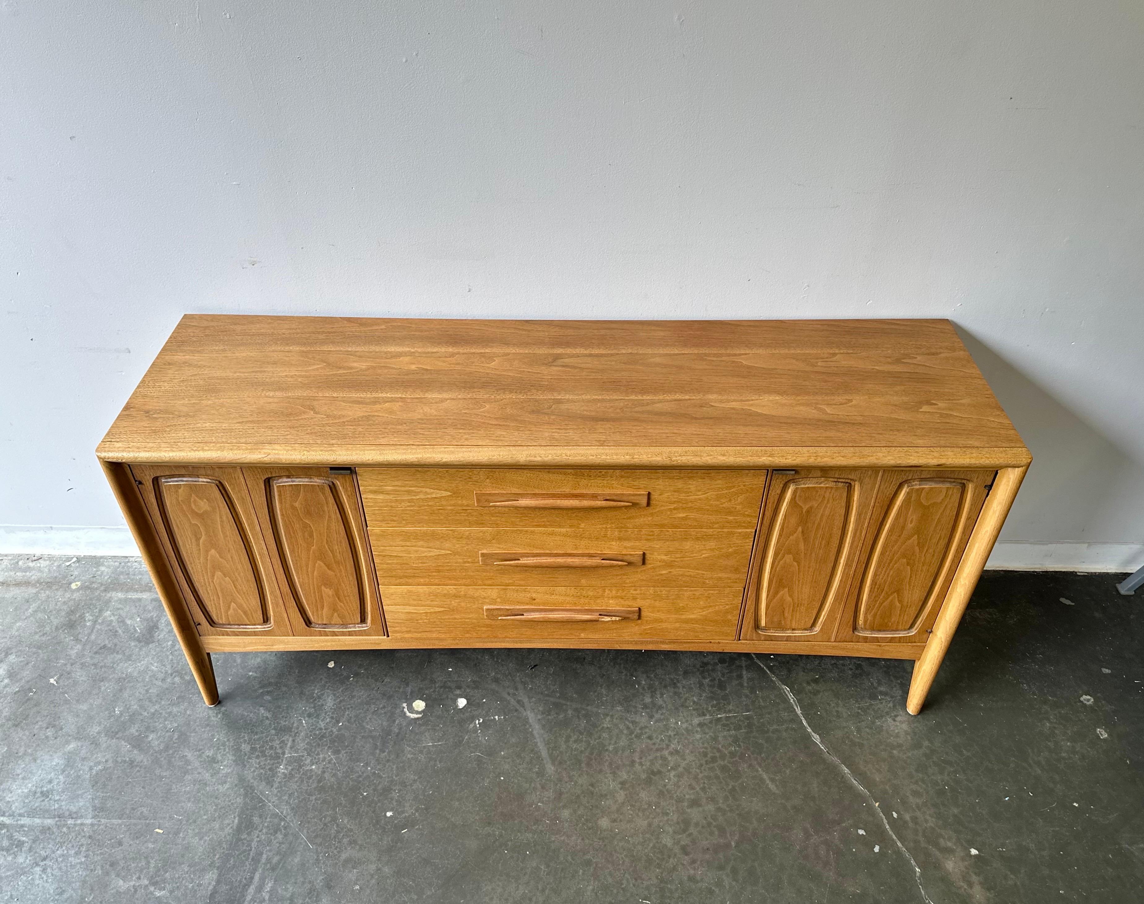 Vintage By Broyhill Emphasis noce biondo credenza lunga in vendita 1