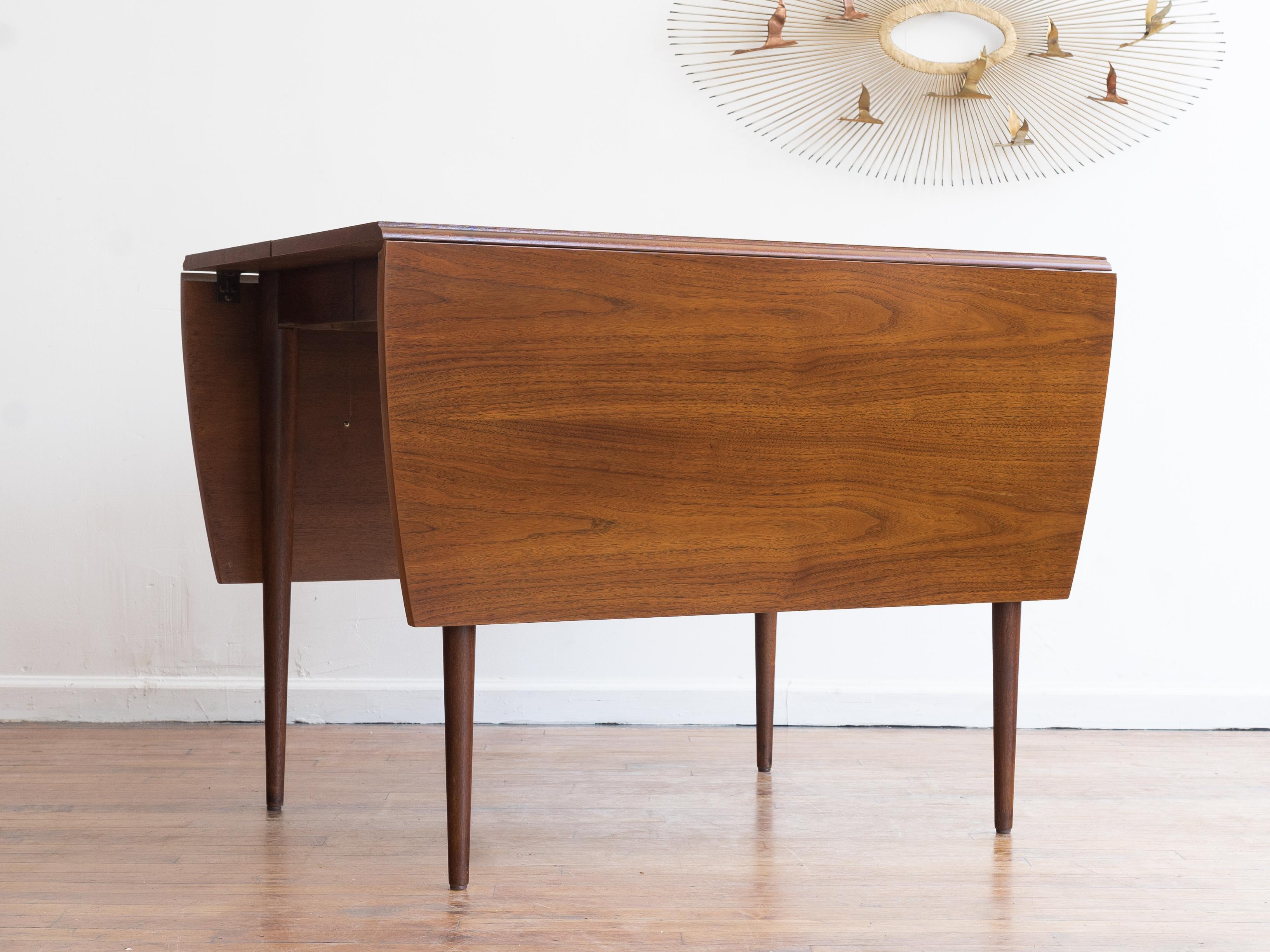 29-61” x 40” s 30”H; table clearance 26”

Vintage mid-century drop leaf dining table from Broyhill's Sculptra line

•walnut with book-matched panels

•curved surfboard shape

•extends from 29