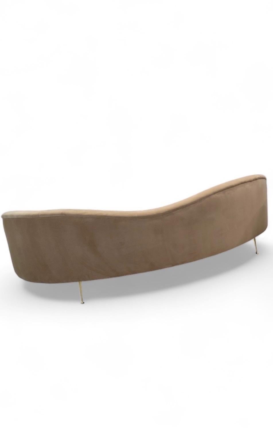 Vintage Mid Century Modern Bruno Curved Sofa Newly Upholstered in Mohair Velvet (Canapé courbé style Bruno Munari) 

Cet exquis canapé italien incurvé vintage du milieu du siècle, de style Bruno Munari, présente un design saisissant complété par des