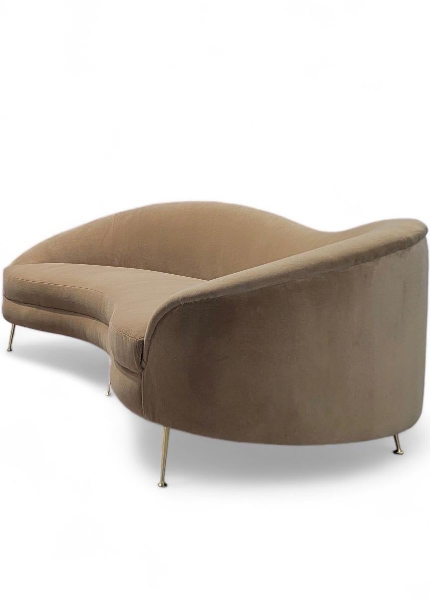 Sofa incurvé de style MCM Bruno Munari en velours mohair Bon état - En vente à Chicago, IL