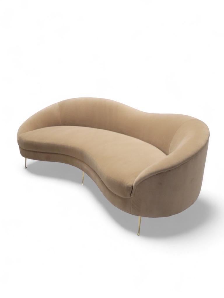 20ième siècle Sofa incurvé de style MCM Bruno Munari en velours mohair en vente