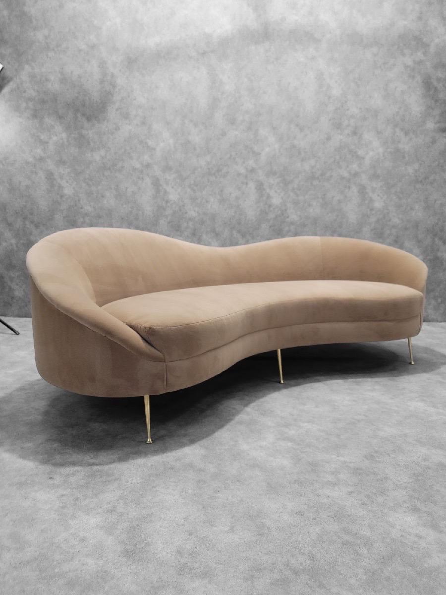 Mohair Sofa incurvé de style MCM Bruno Munari en velours mohair en vente