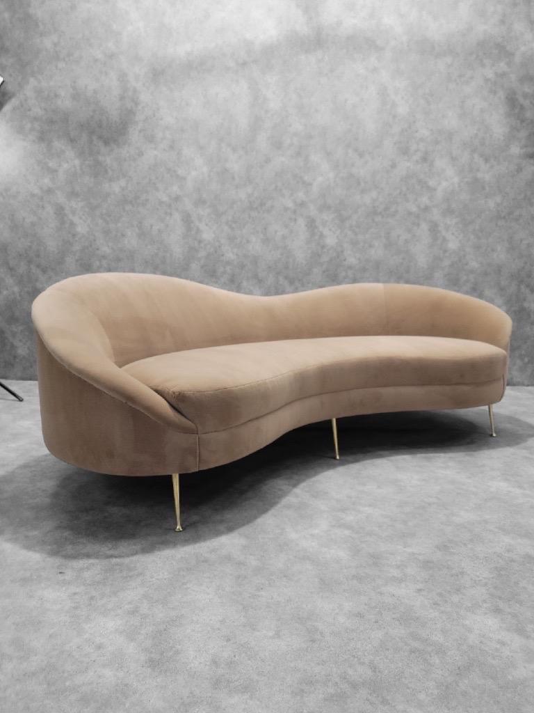 Sofa incurvé de style MCM Bruno Munari en velours mohair en vente 1