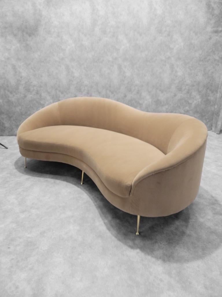 Sofa incurvé de style MCM Bruno Munari en velours mohair en vente 2