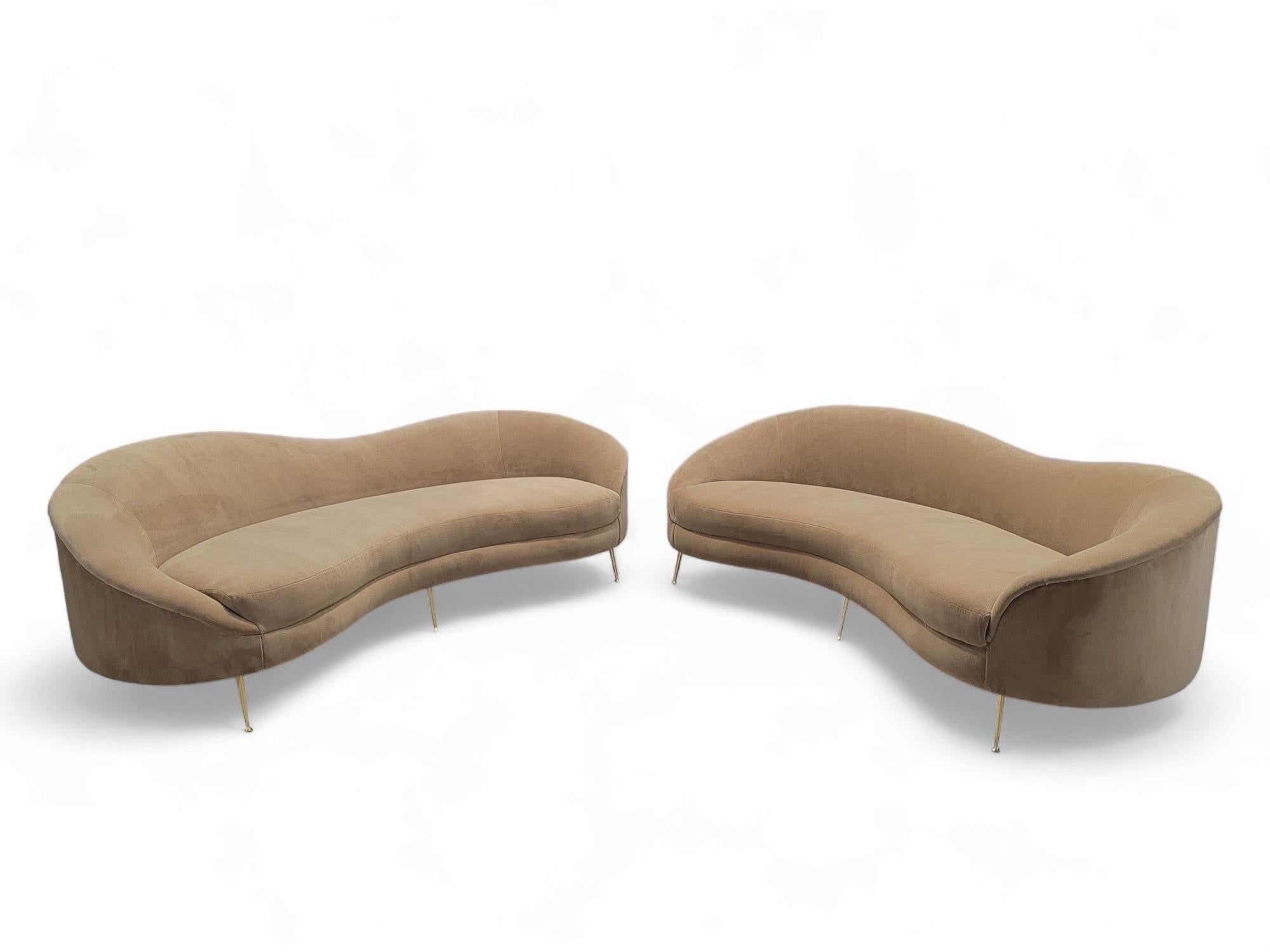 Sofa incurvé de style MCM Bruno Munari en velours mohair en vente 3
