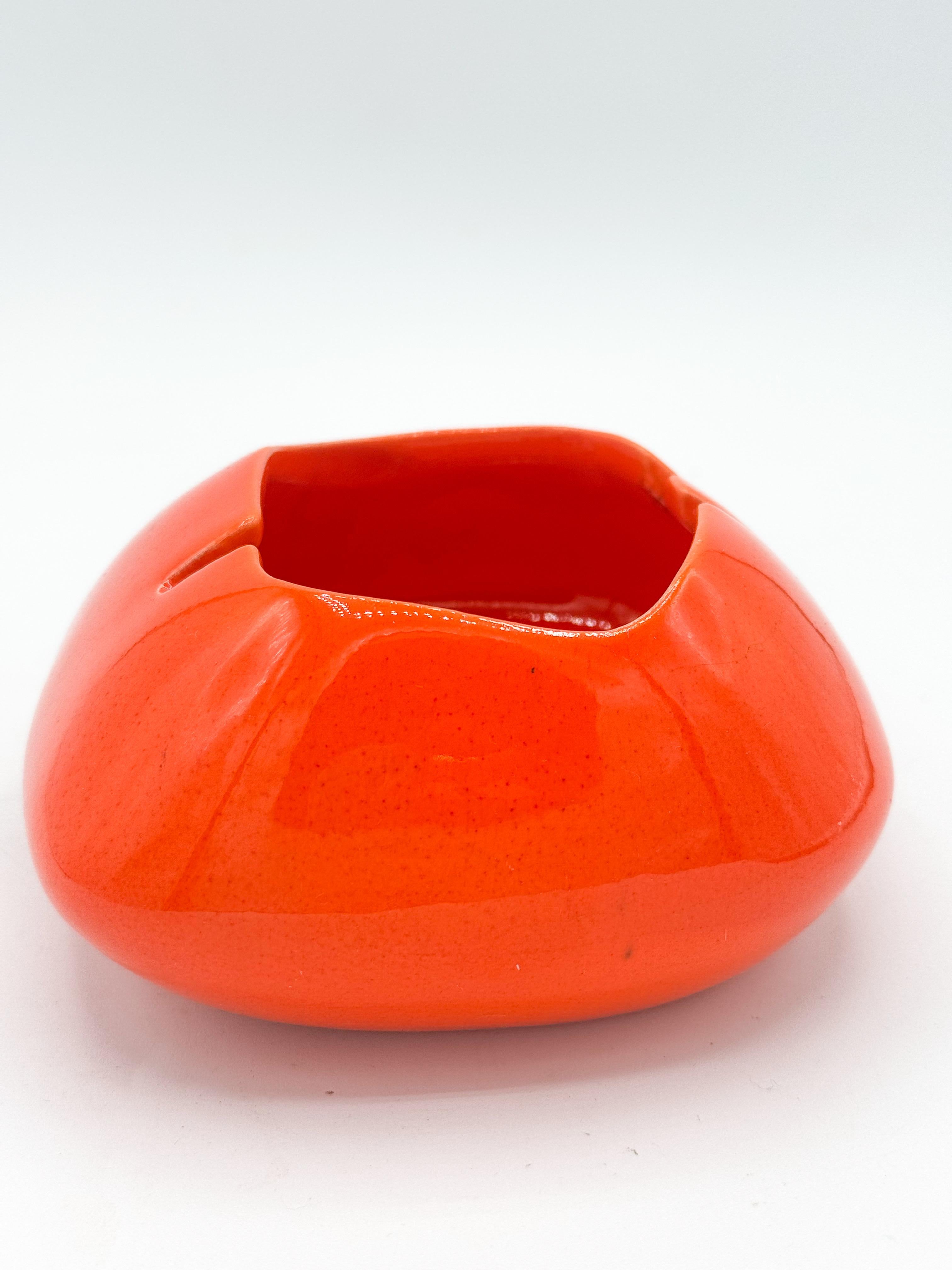 Cenicero Vintage MCM Cerámica Naranja, Firmado USA - Estilo Pop Art Atómico en Bueno estado para la venta en Toronto, CA