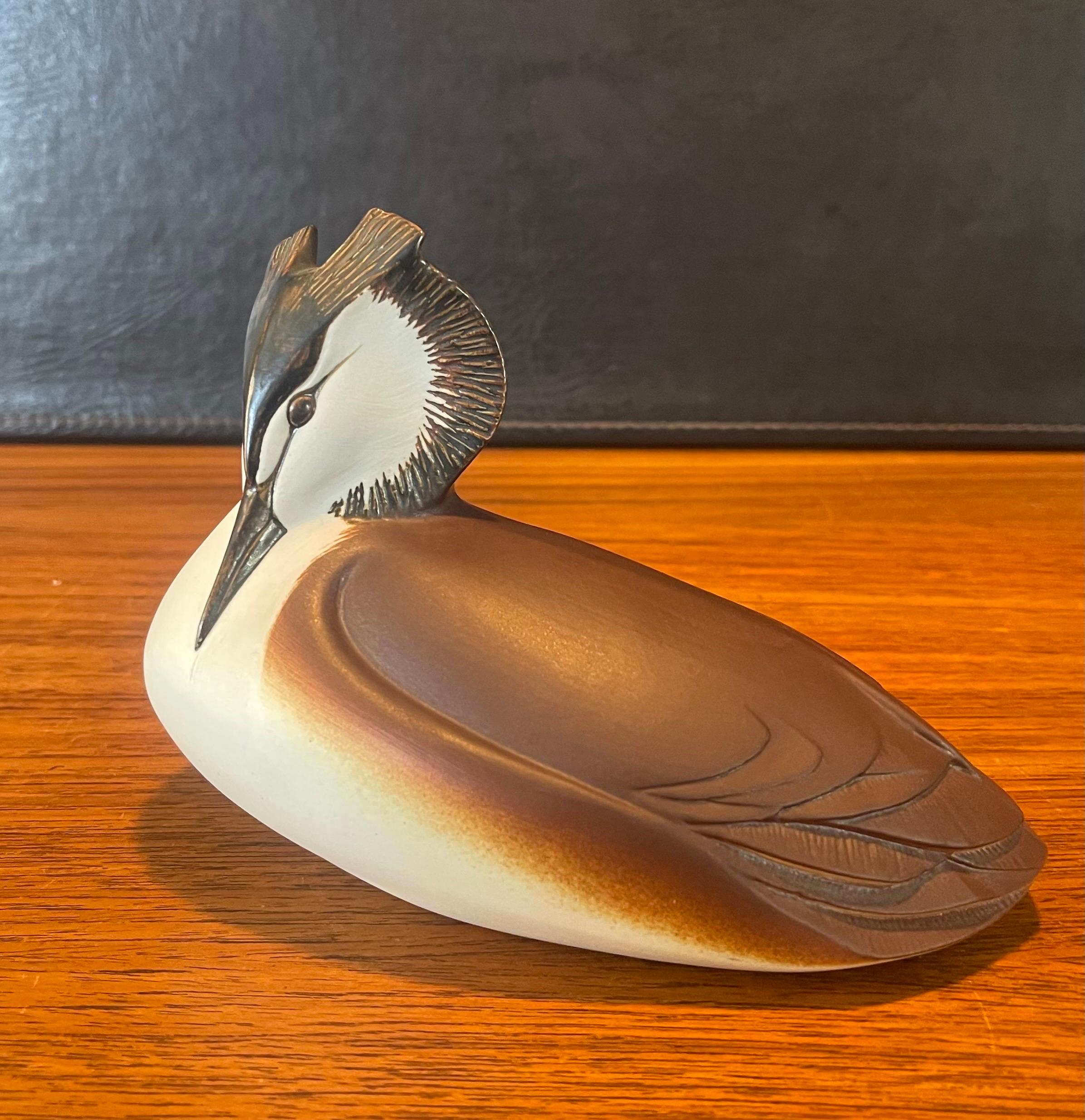 Vintage MCM ceramiche bird sculpture by Paul Hoff, circa 1960s. La pièce est en très bon état vintage, avec de superbes couleurs et textures ; elle serait un ajout fantastique à toute collection du milieu du siècle. L'oiseau mesure 7