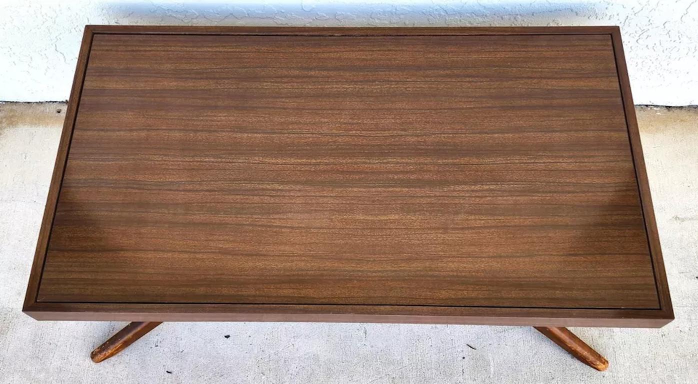 Milieu du XXe siècle Table basse vintage MCM convertie en table à manger par CASTRO CONVERTIBLE en vente