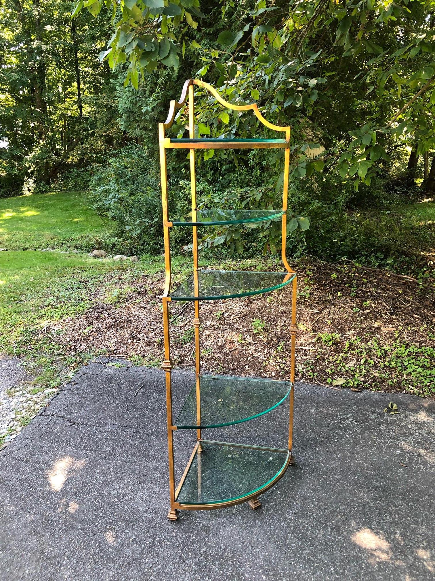 Große vergoldete Eckregal-Etagere aus Stahl, ca. 1960/1970er Jahre,  mit fünf schweren 1/2