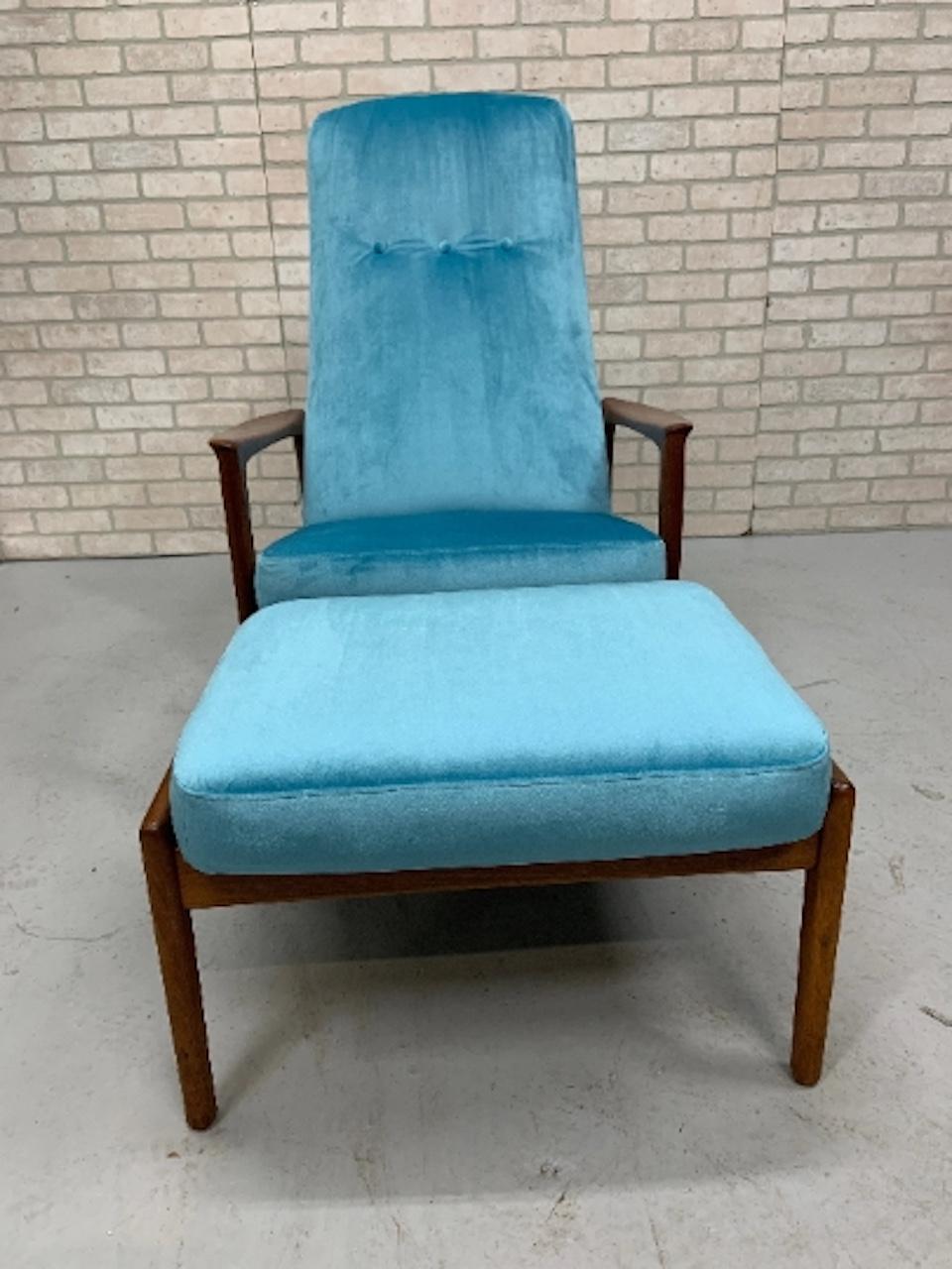 Vintage By Mid Century Modern Danish Folke Ohlsson for DUX Style Teak Lounge Chair and Ottoman Newly Upholstering - Set di 2 pezzi

Completa il tuo salotto con questa poltrona e pouf imbottiti in velluto e con struttura in legno. Questo set è il