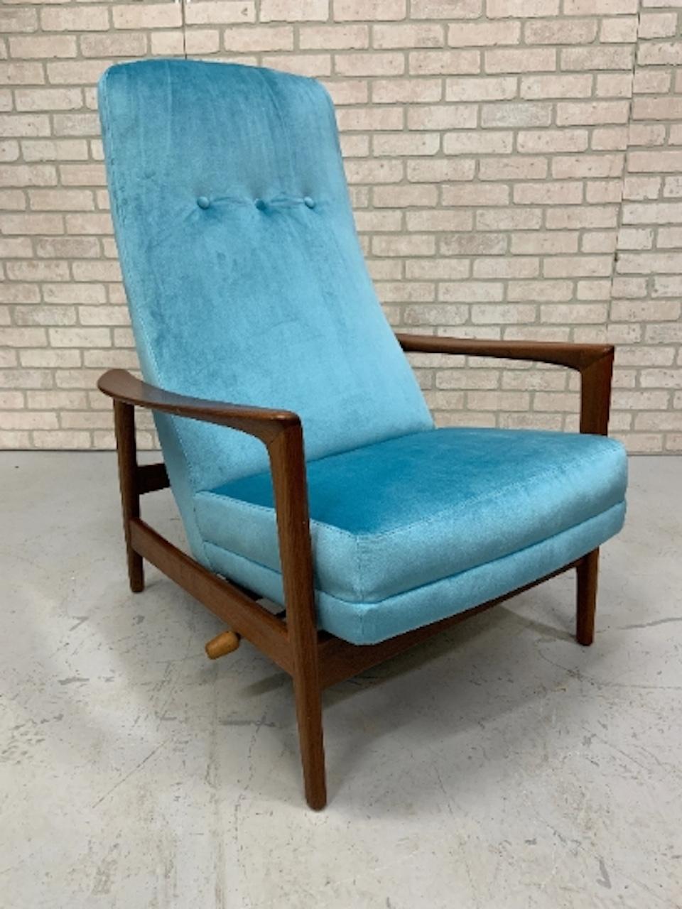 Sedia e ottomana d'epoca MCM Danish Folke Ohlsson for DUX Style Upholstering appena rivestita In condizioni buone in vendita a Chicago, IL