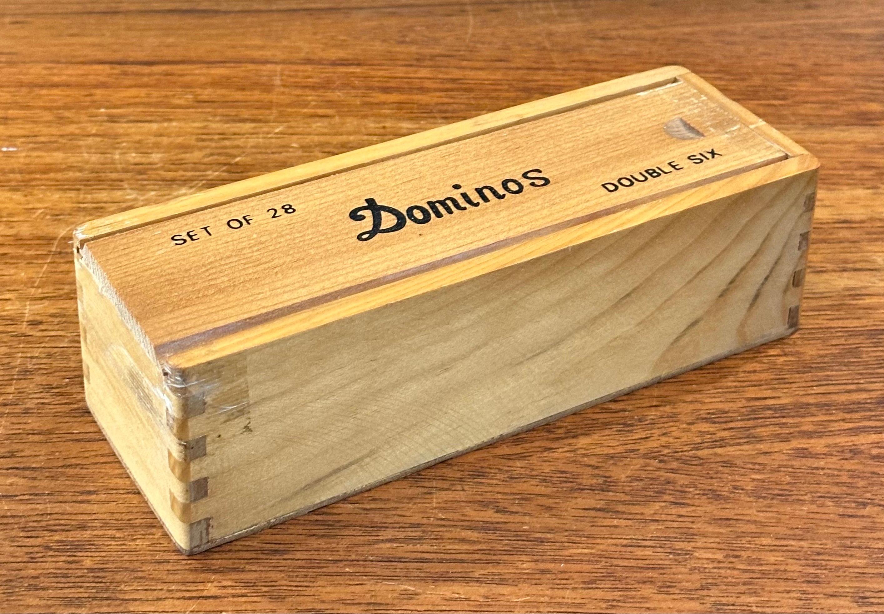 Set di domino MCM vintage in scatola di legno in vendita 8